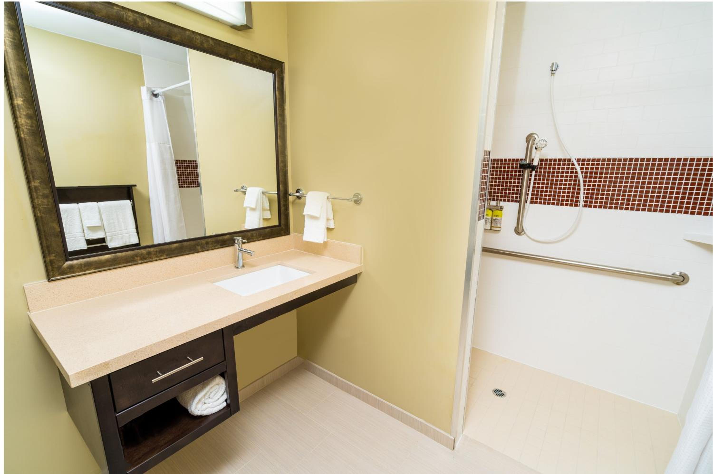 Studio King Suite with Accessible Roll in Shower - Non-Smoking - Photo 3