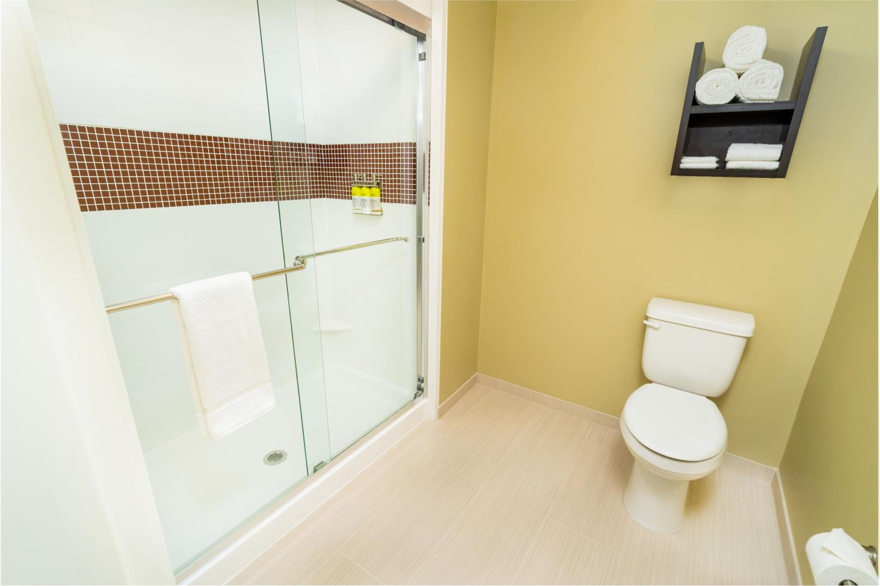 Two-Bedroom Queen Suite - Photo 4