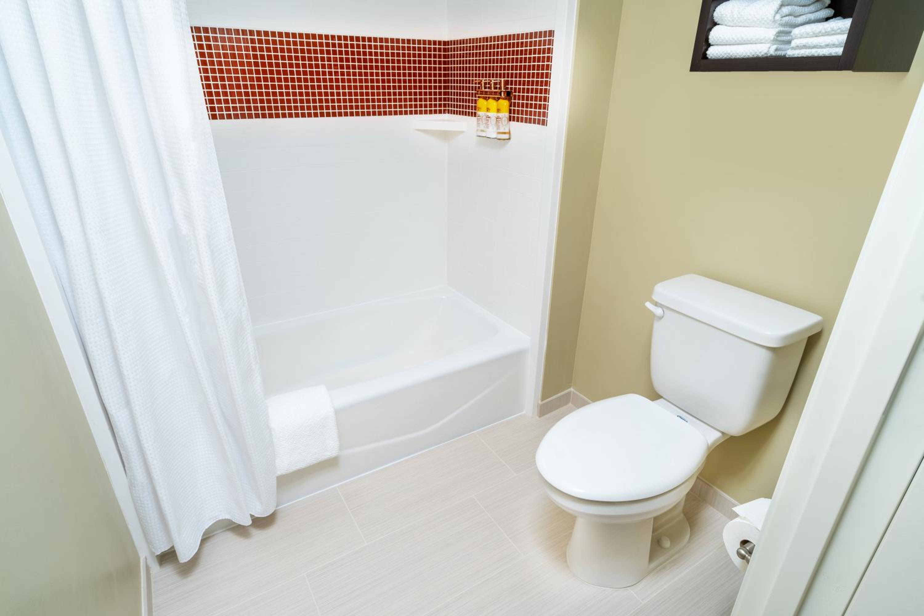 Two-Bedroom Queen Suite - Photo 3