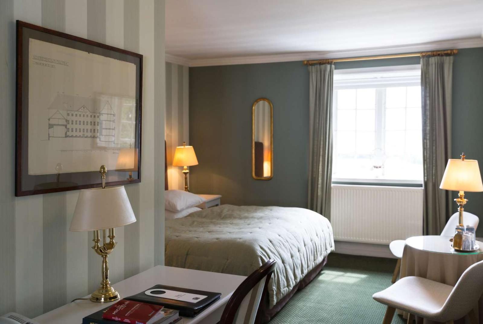 Castle Room with bathtub photo 2
