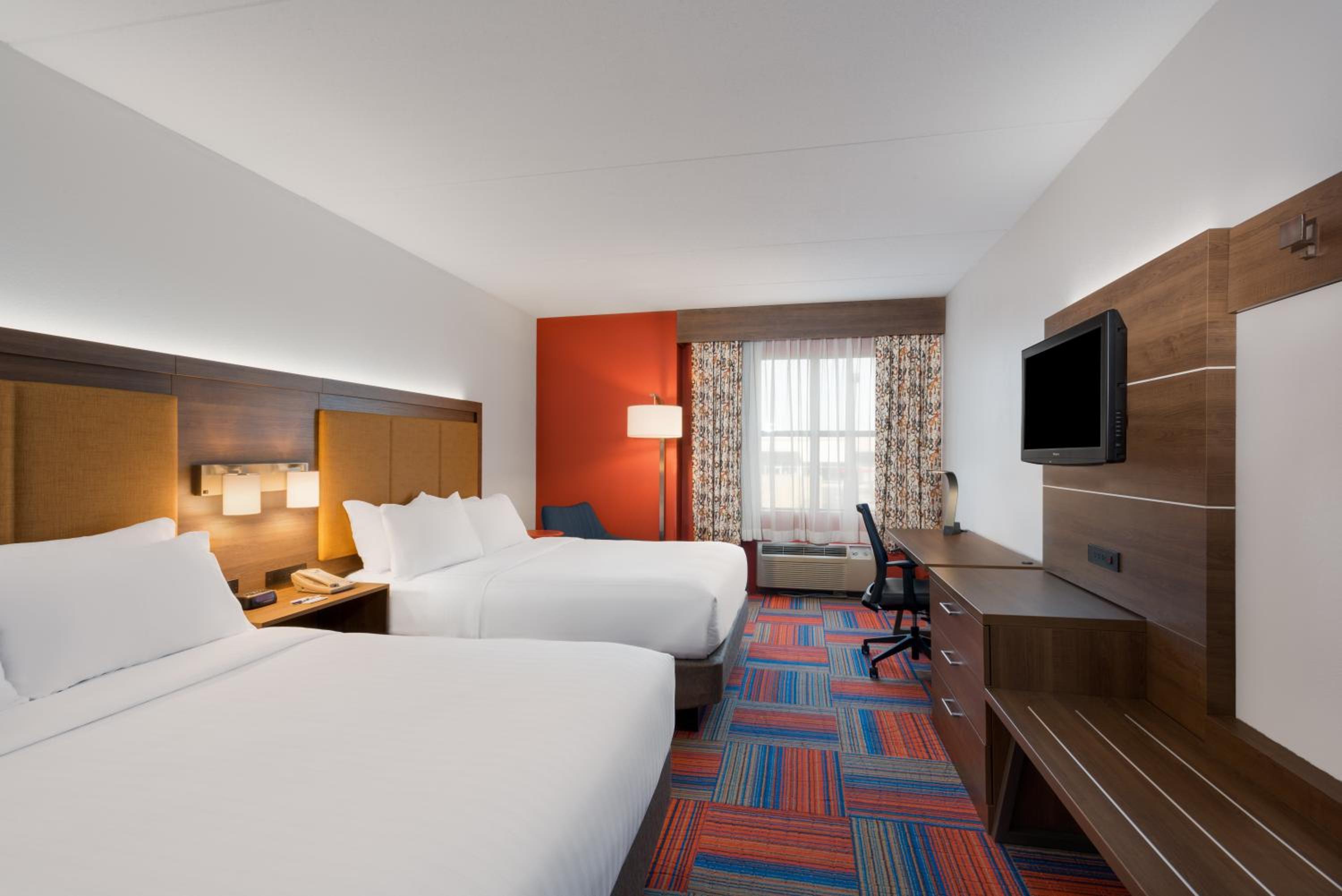 Standard Queen Room with Two Queen Beds and Mobility Accessible Tub - Photo 3