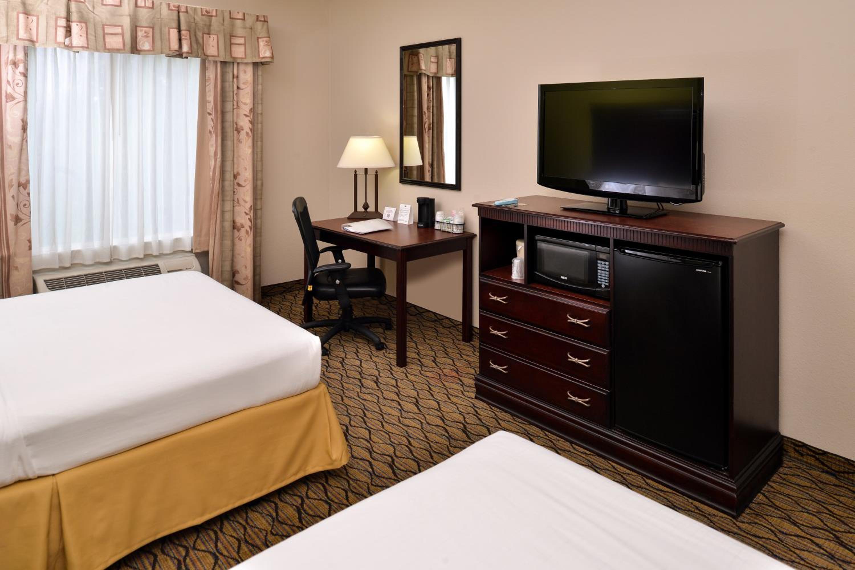 Double Room with Two Double Beds - Hearing Accessible  - Photo 3