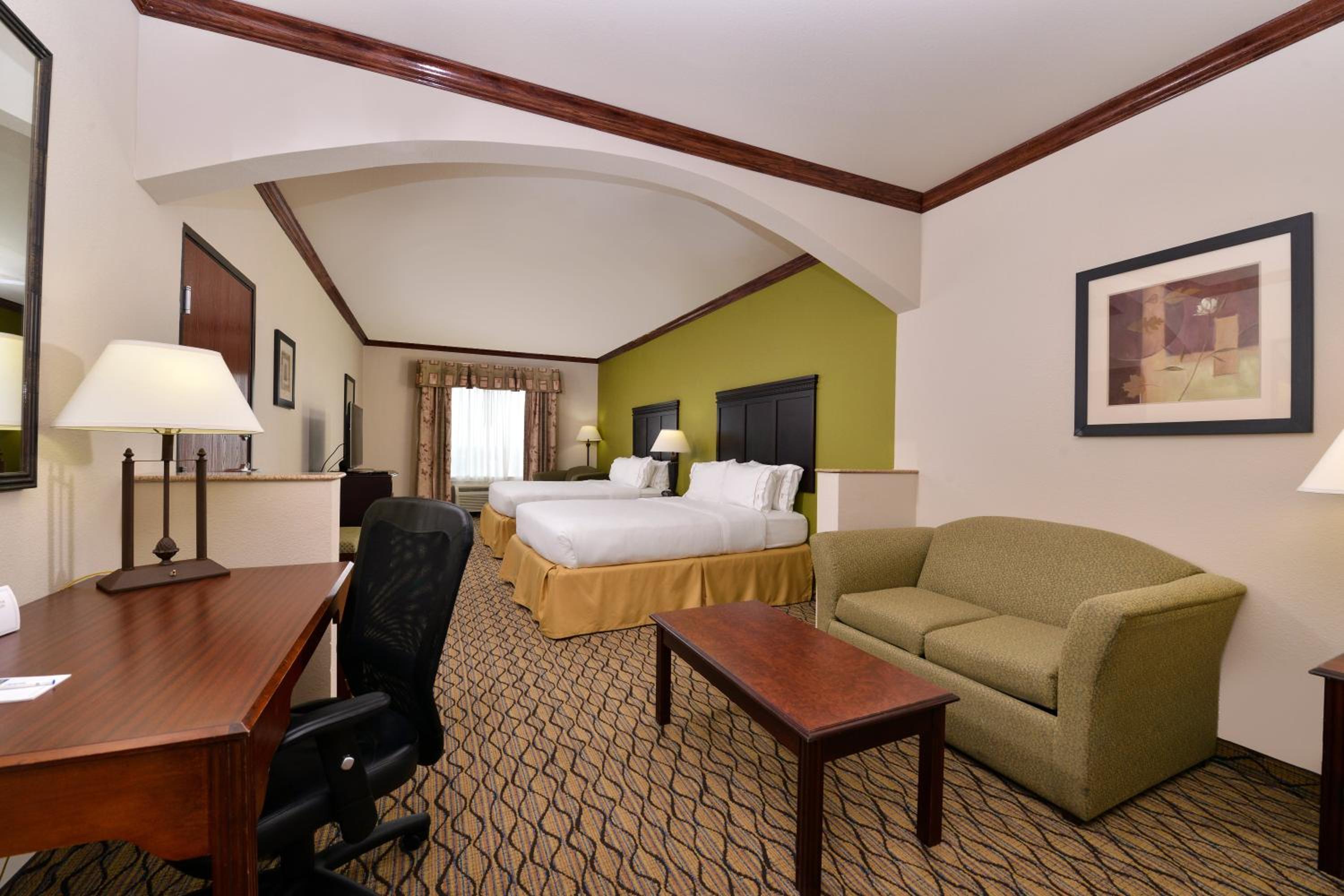 Suite with Two Queen Beds - Photo 3