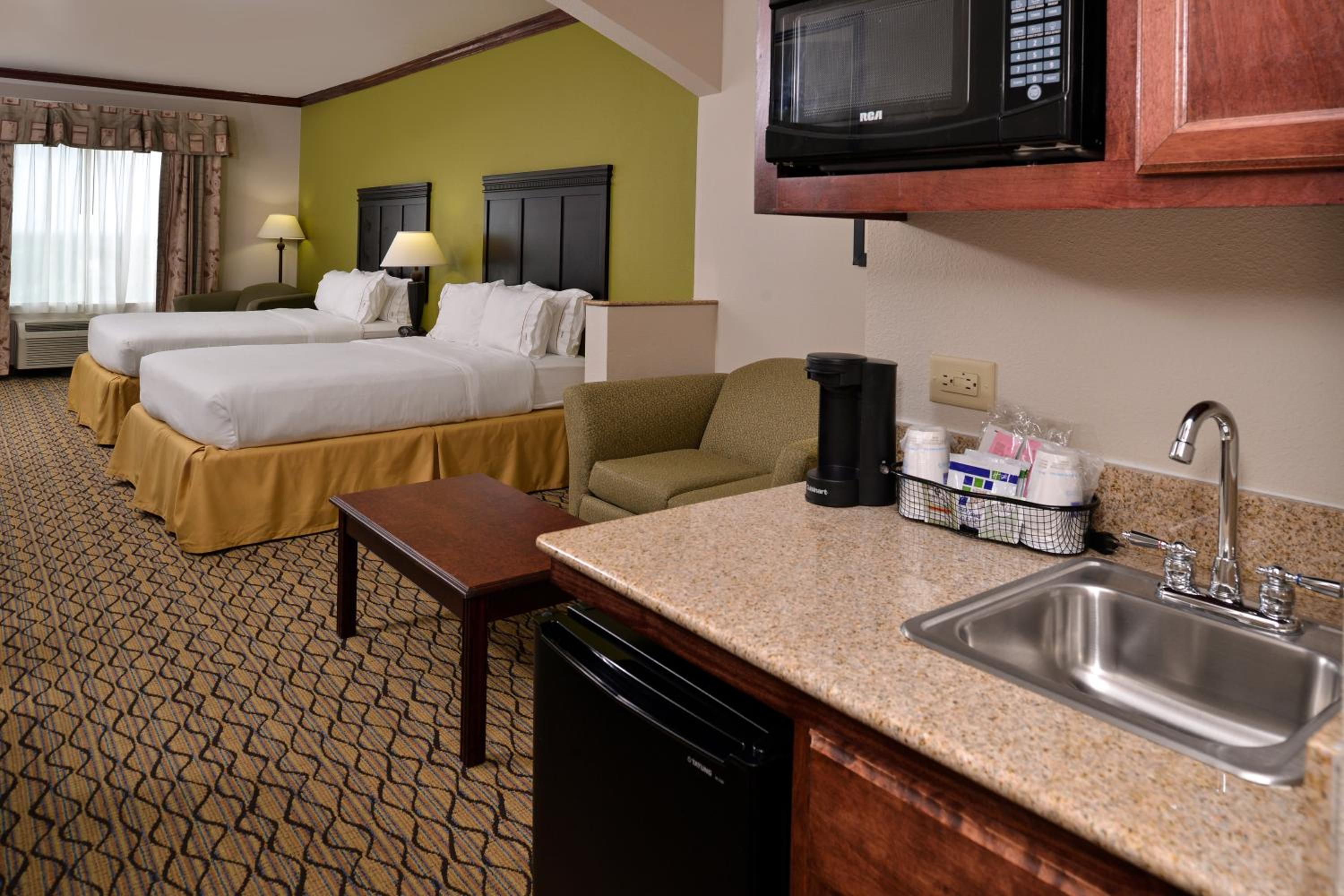 Suite with Two Queen Beds - Photo 5