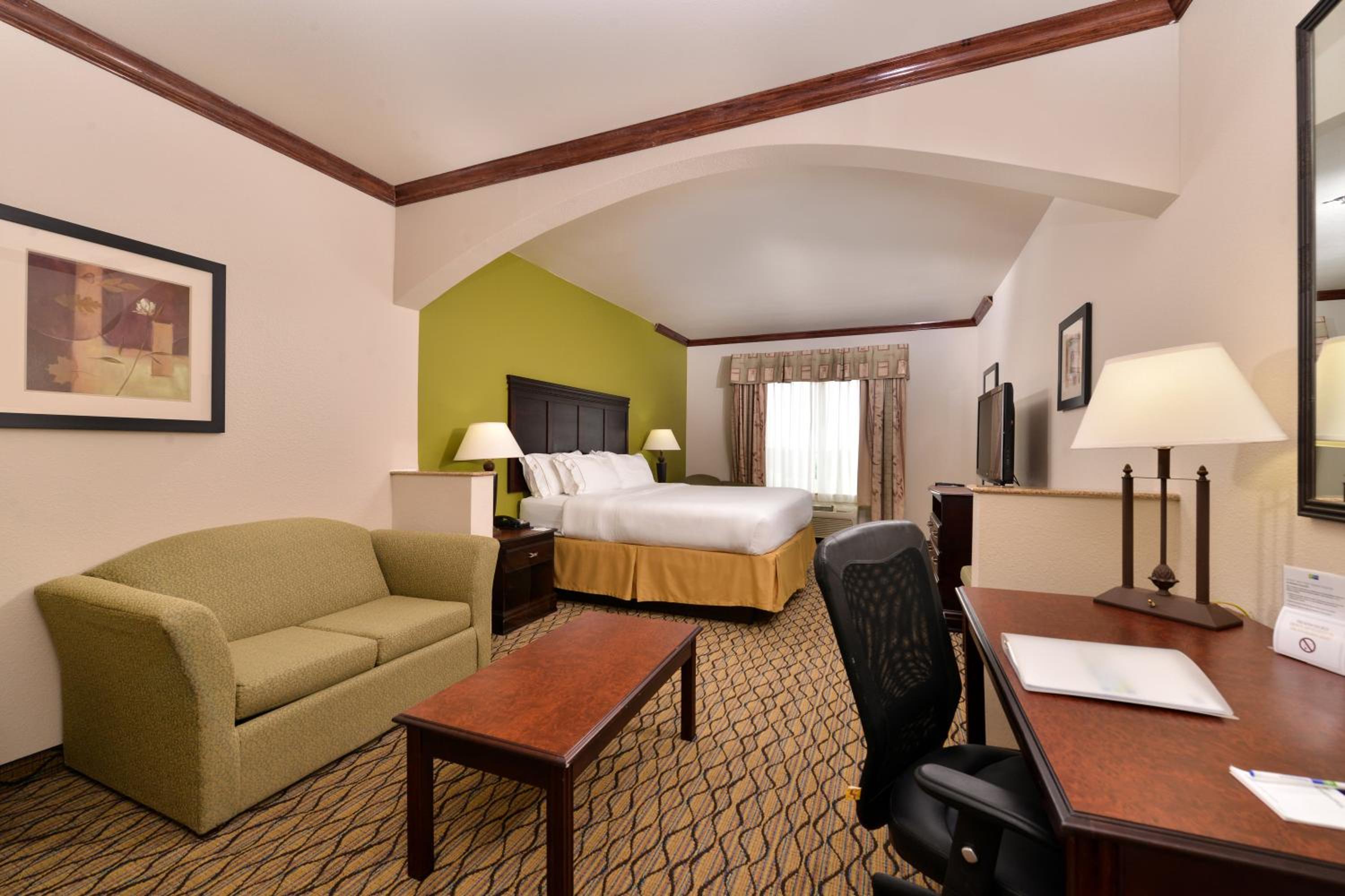King Suite - Disability Access - Photo 4