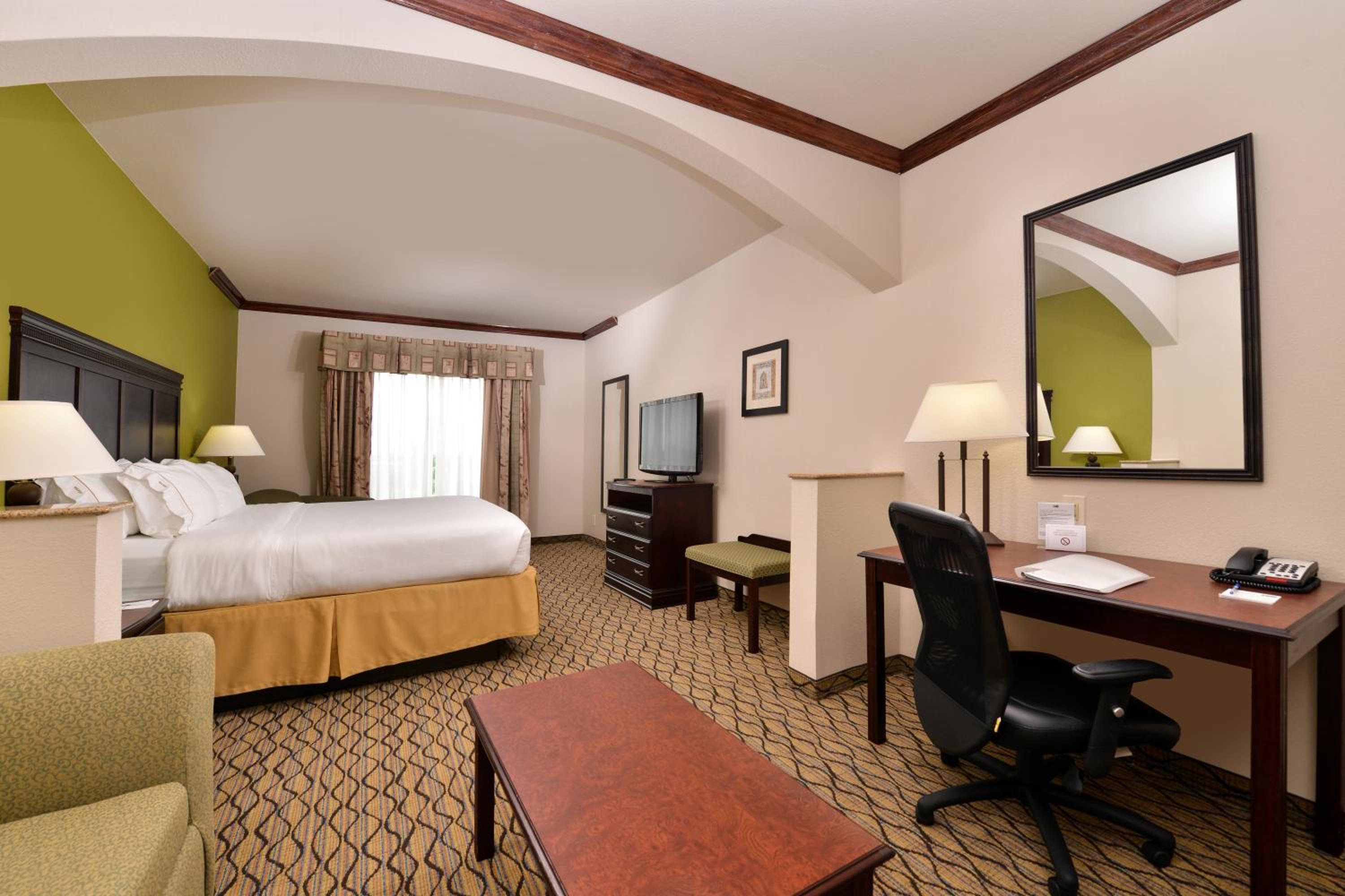 King Suite - Disability Access - Photo 3
