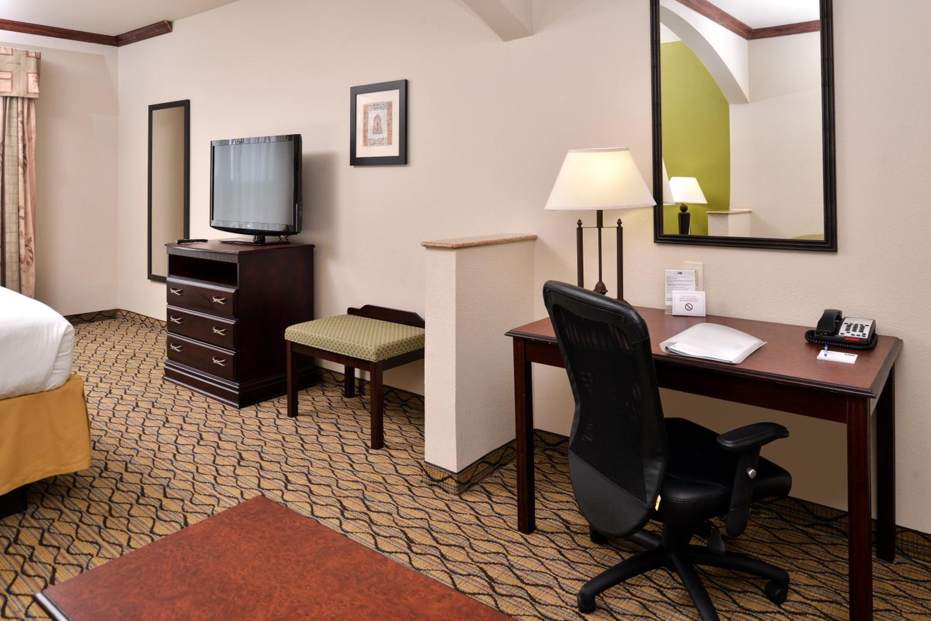 King Suite - Disability Access - Photo 1