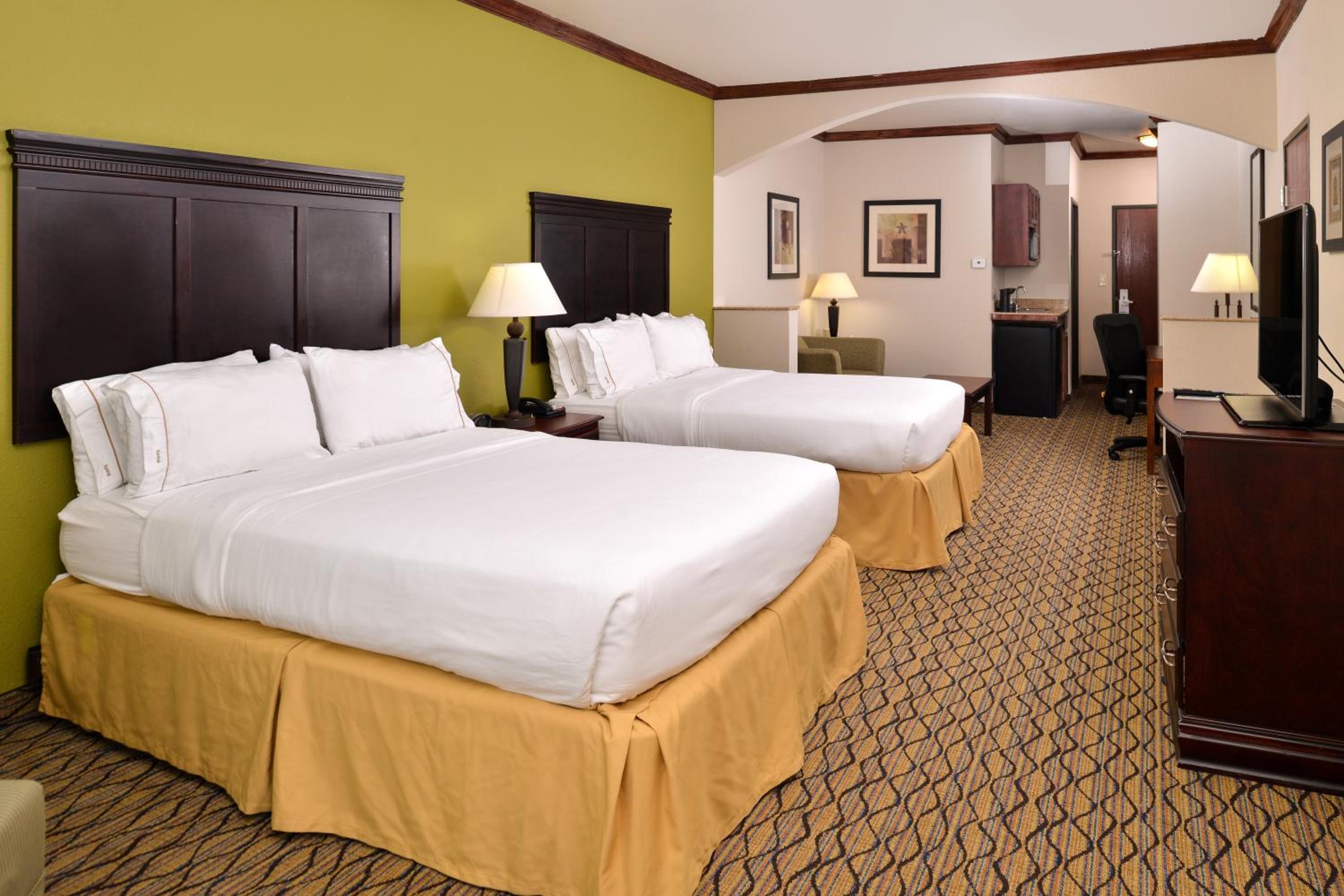 Suite with Two Queen Beds - Photo 4