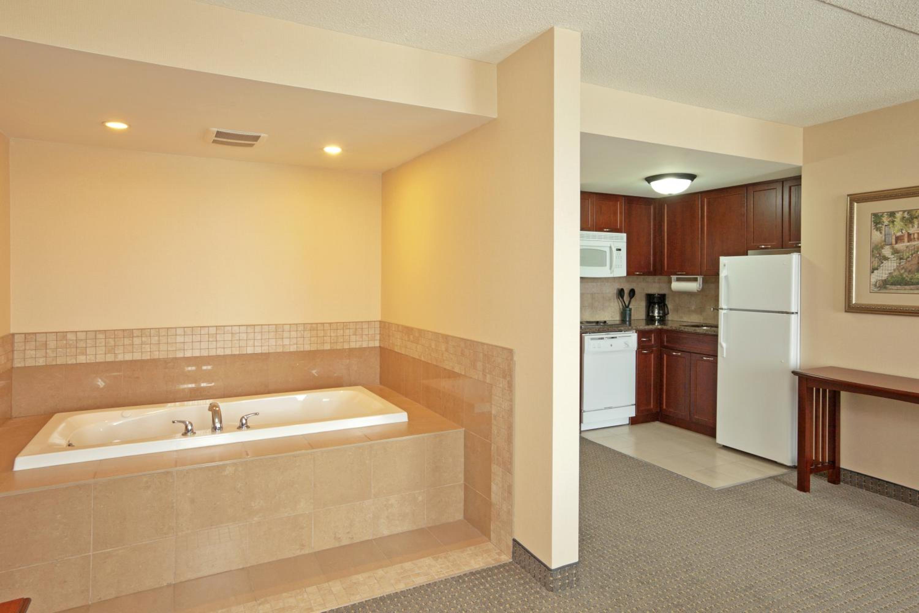 Studio Queen Suite with Kitchen