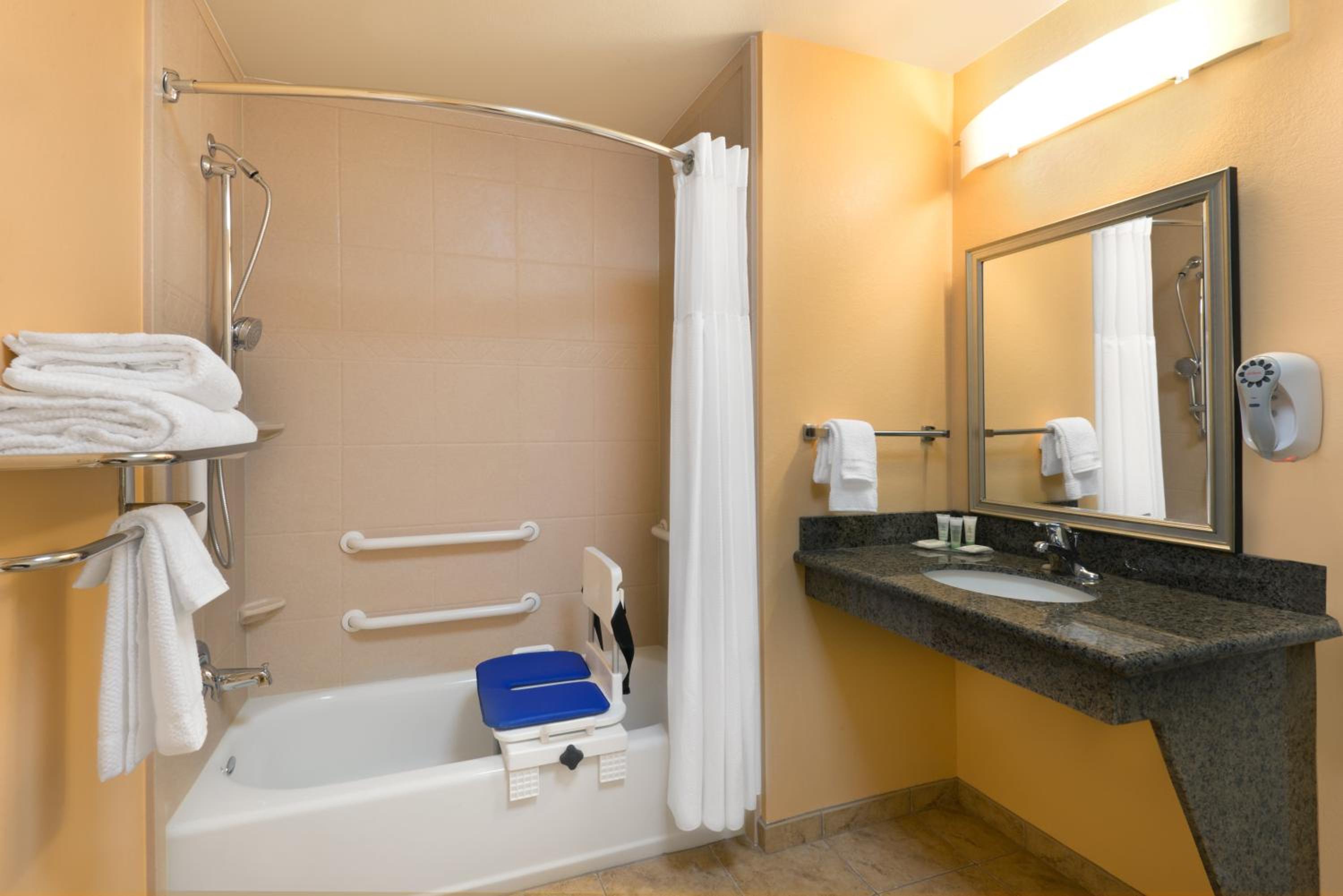 Queen Studio Suite - Photo 1