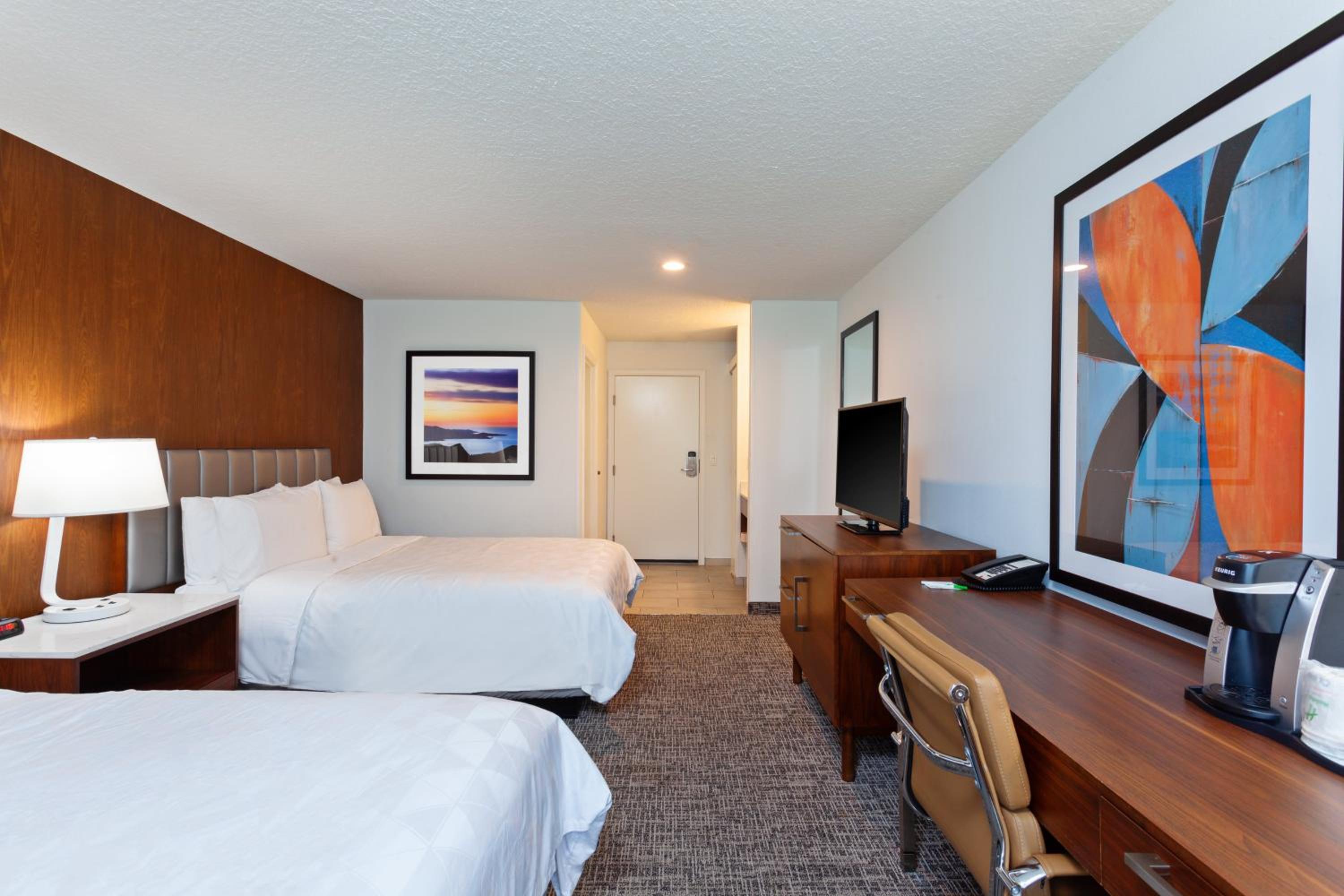 Standard Queen Room with Two Queen Beds - Photo 3