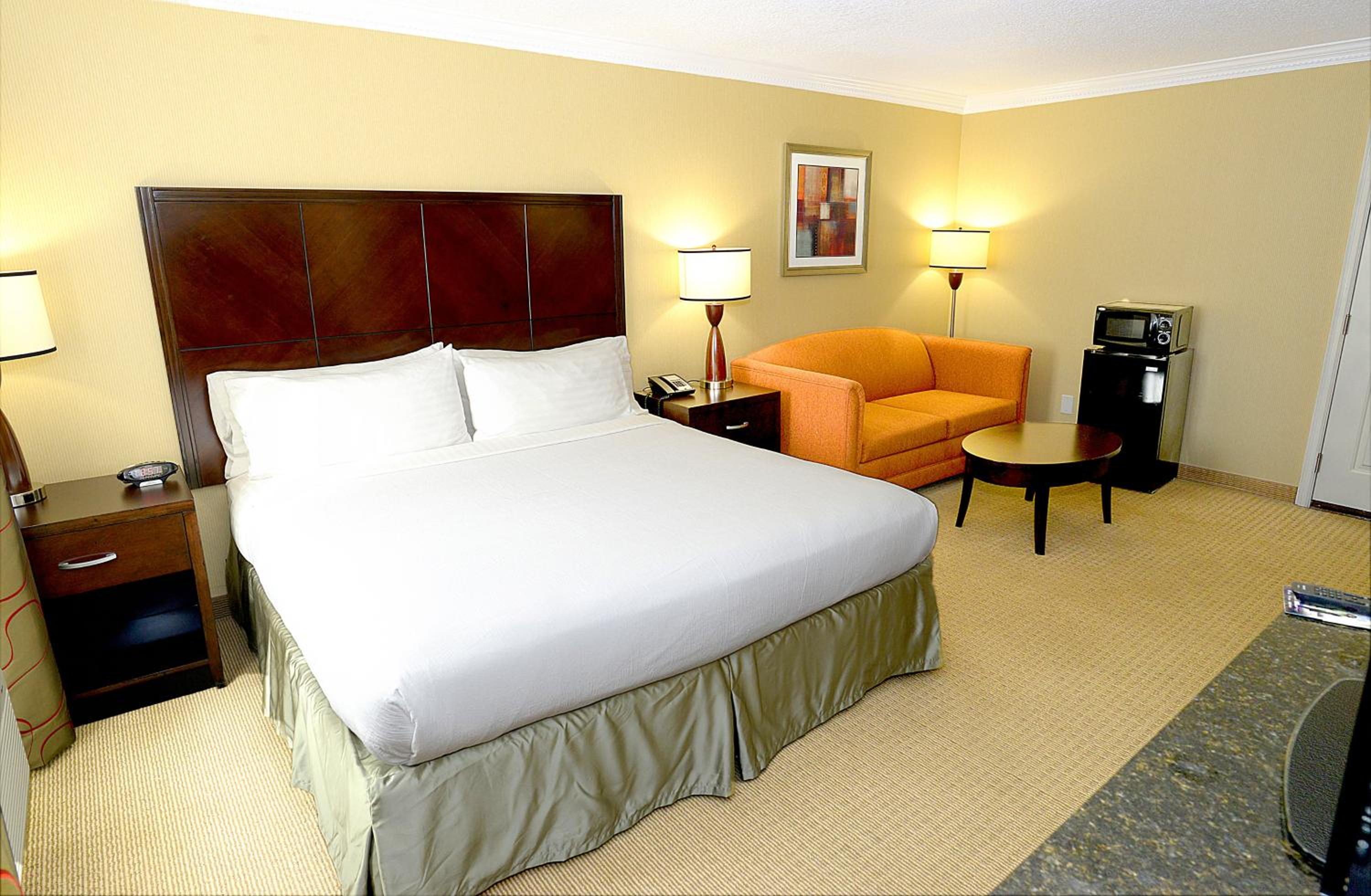 Standard King Room with Sofa Bed - Non-Smoking - Photo 4