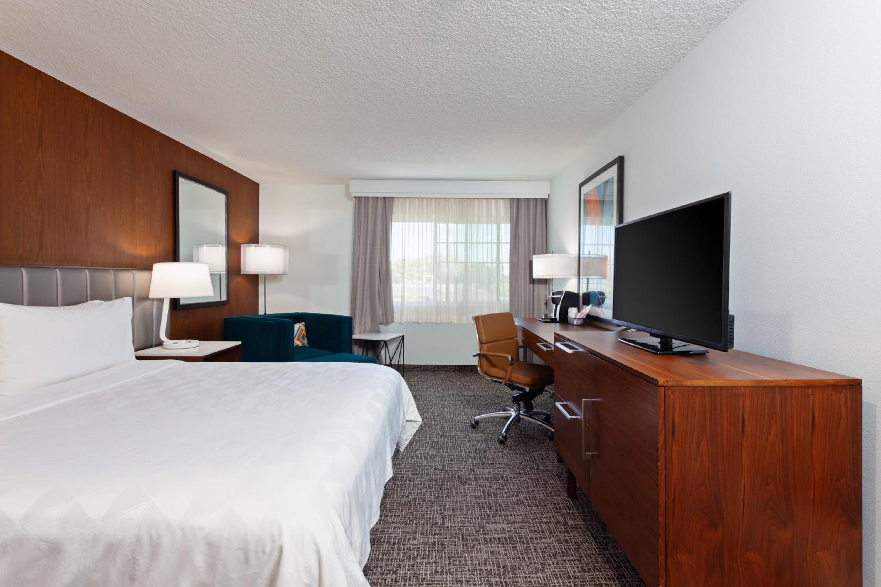 Standard King Room - Non-Smoking  - Photo 3