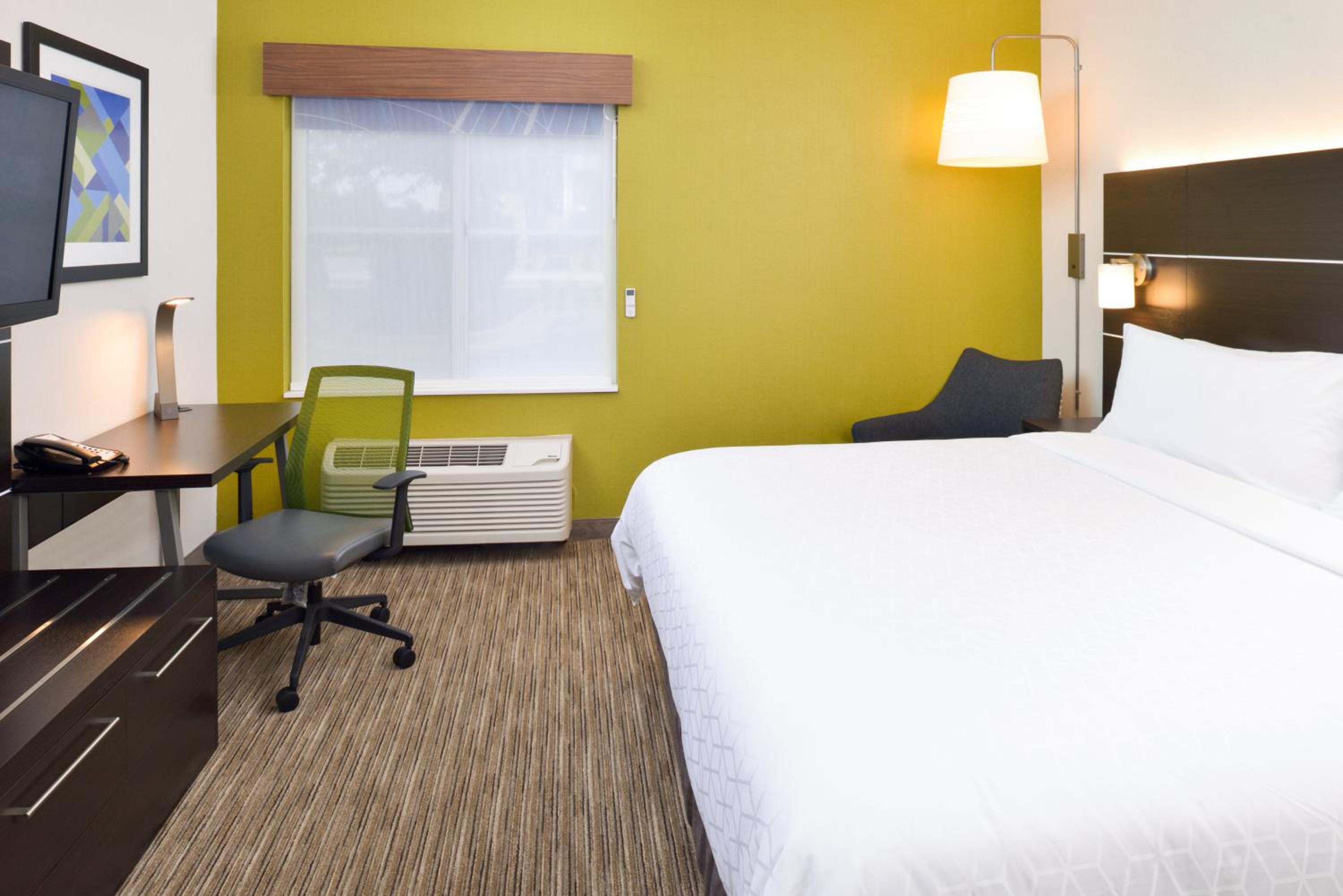 King Room with Accessible Tub - Mobility Access - Photo 5