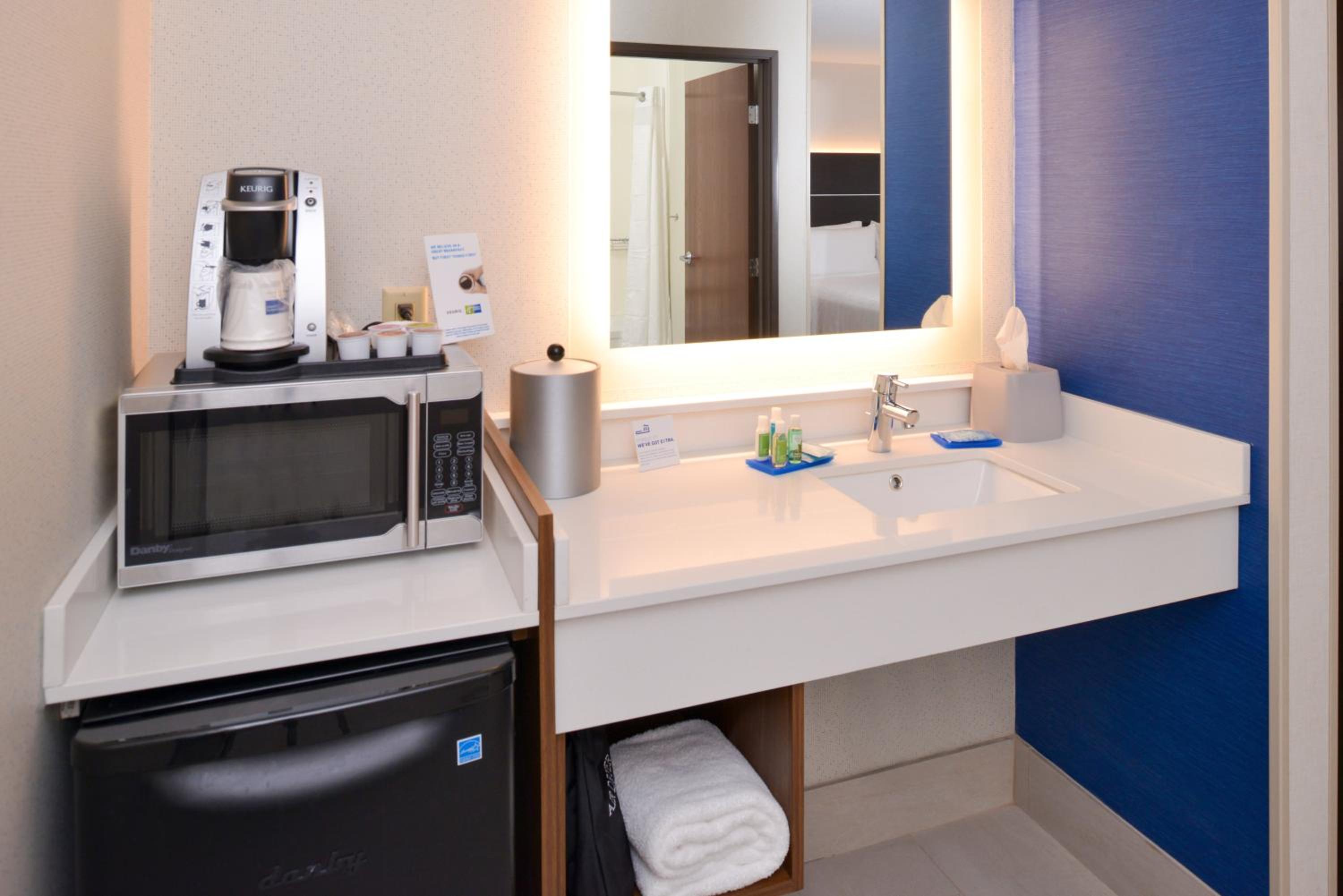 Standard Room with Two Queen Beds - Photo 7