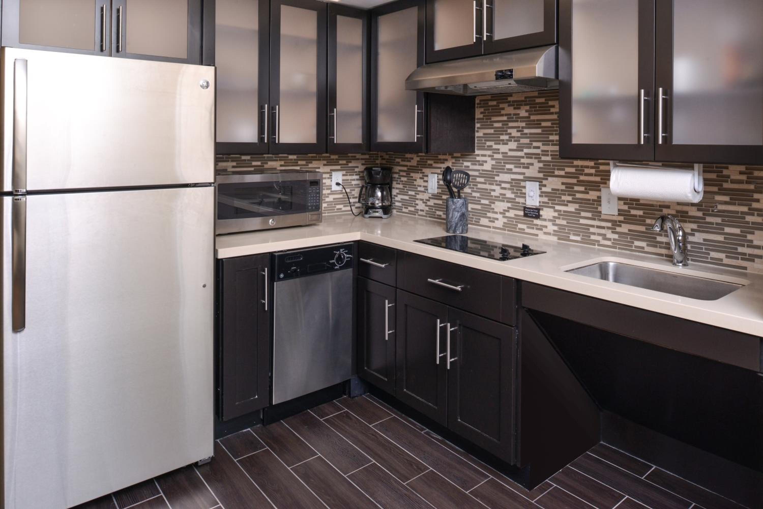 Queen Suite - Hearing Accessible photo 3