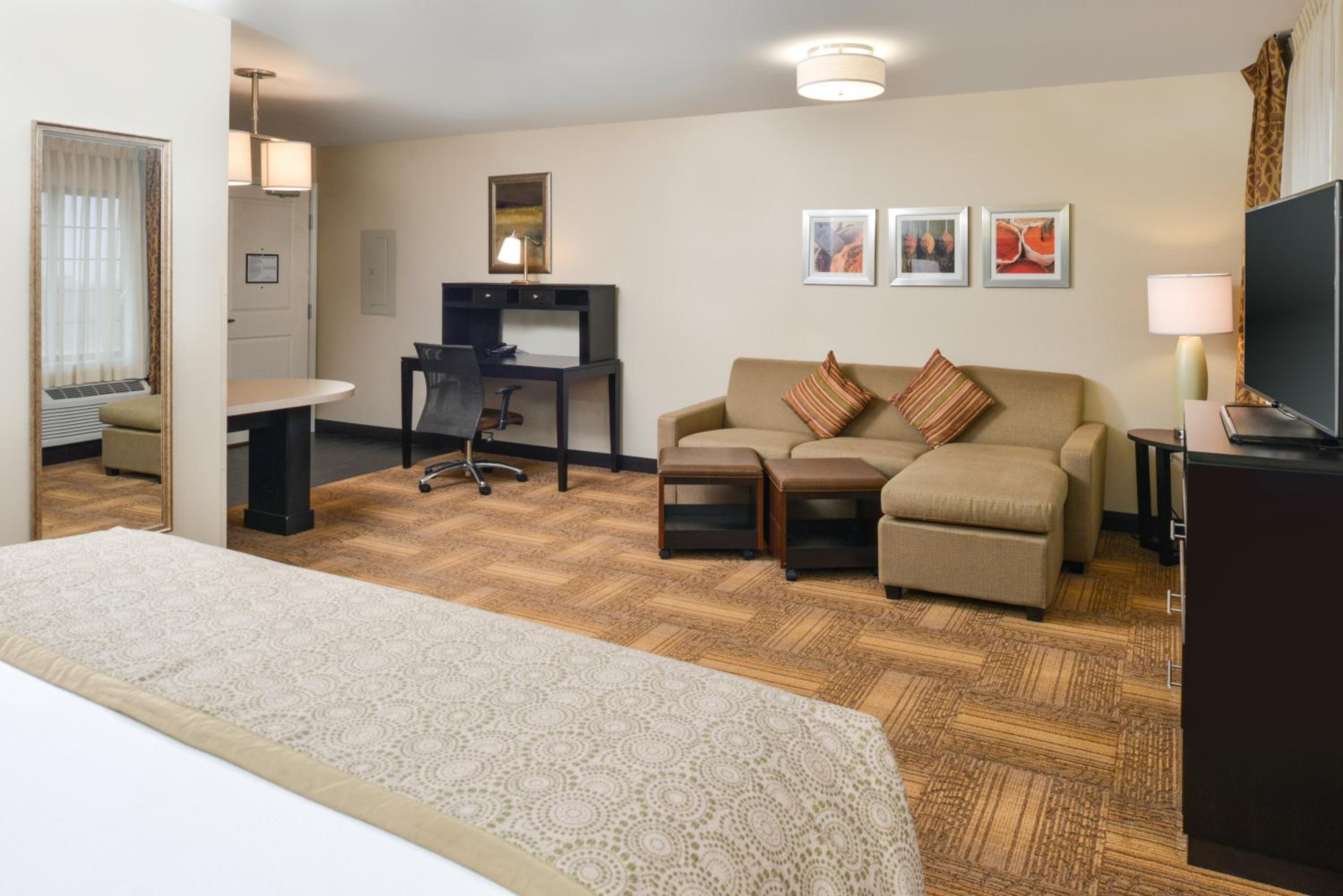 Queen Suite with Two Queen Beds and Mobility Accessible Bathtub - Non-Smoking photo 3