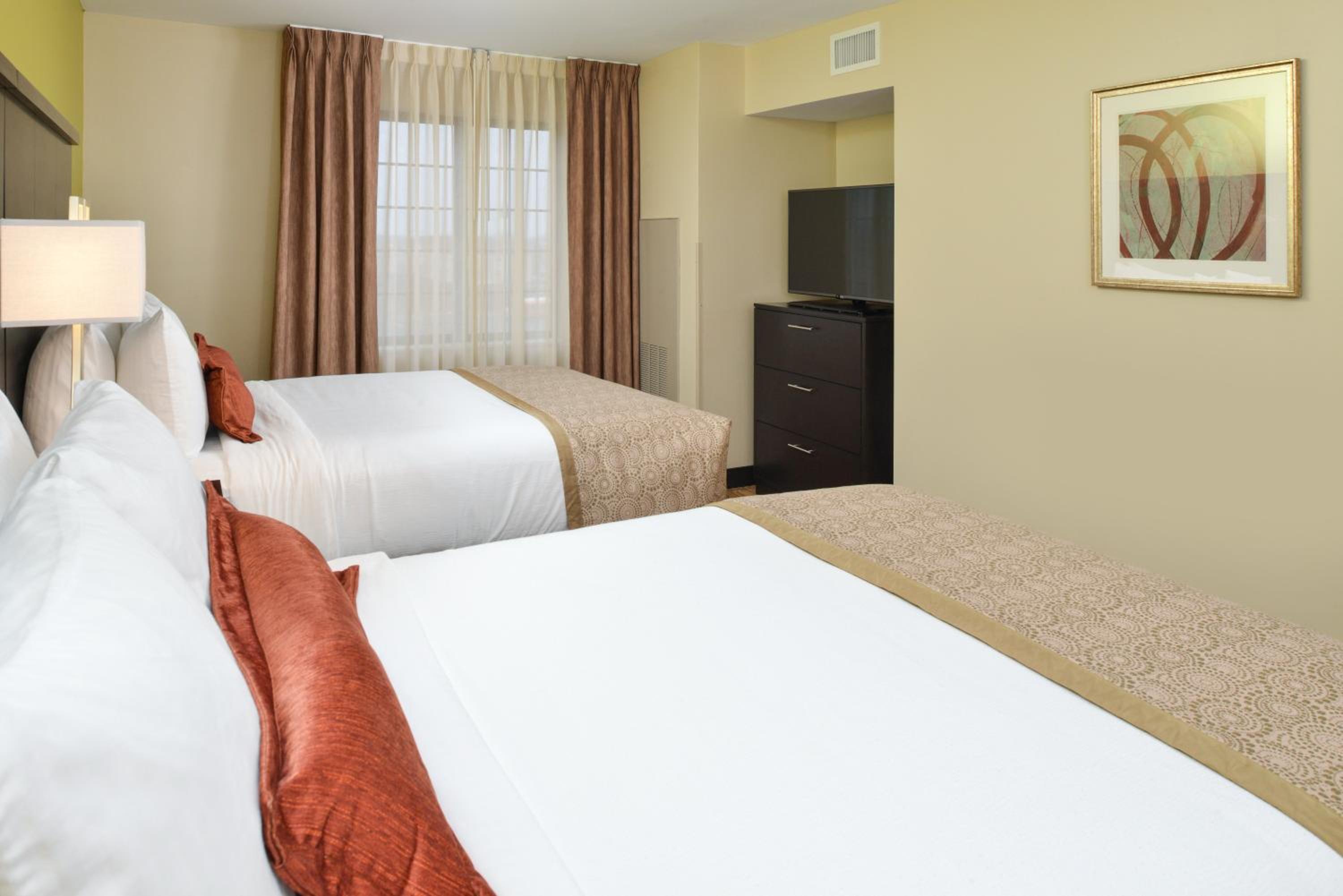 Queen Suite with Two Queen Beds and Mobility Accessible Bathtub - Non-Smoking photo 2