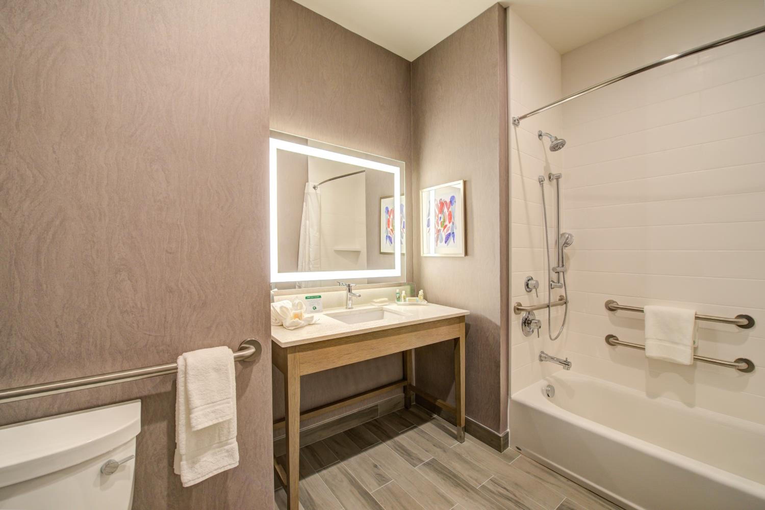 Queen Suite with Two Queen Beds photo 3