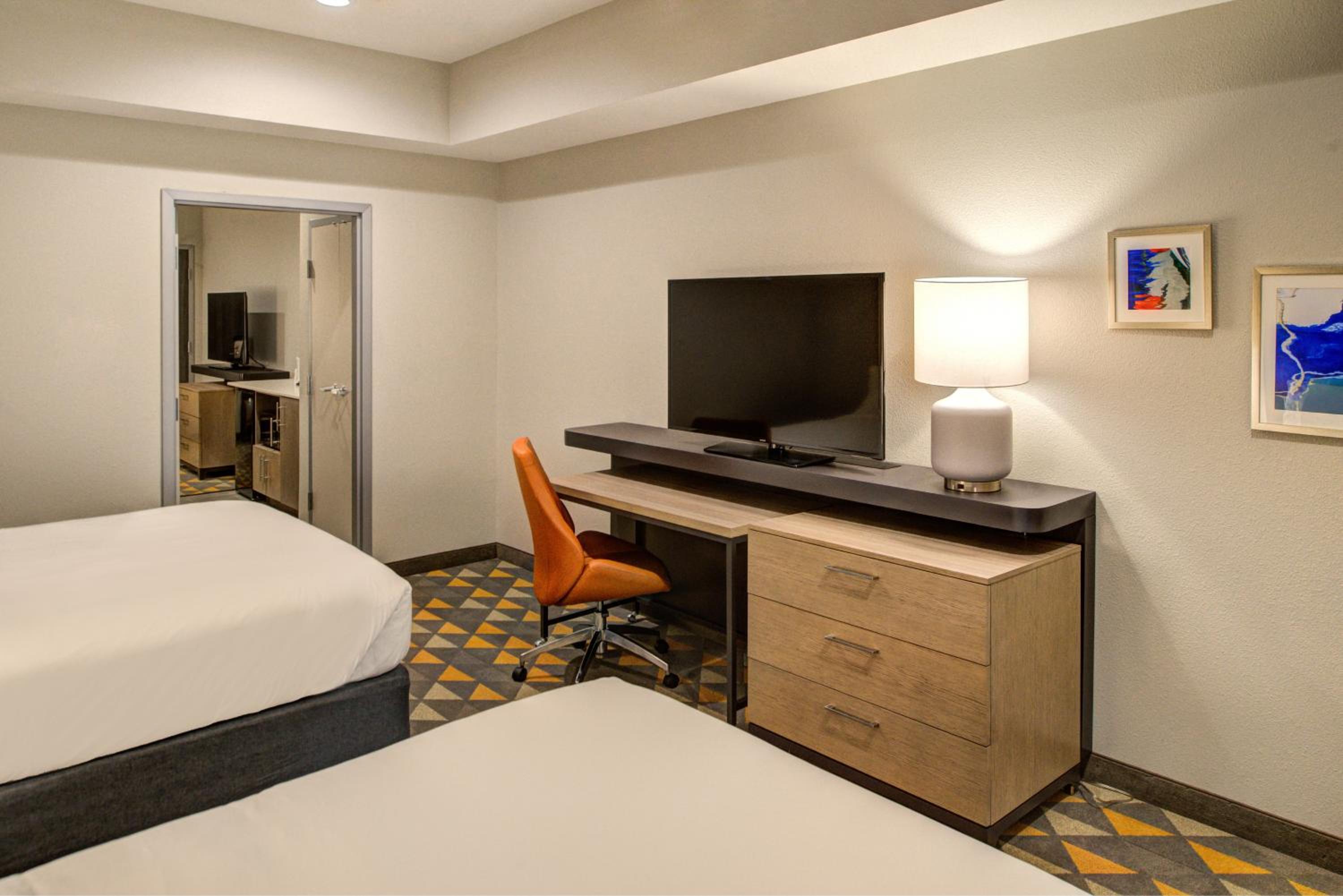 Queen Suite with Two Queen Beds photo 2
