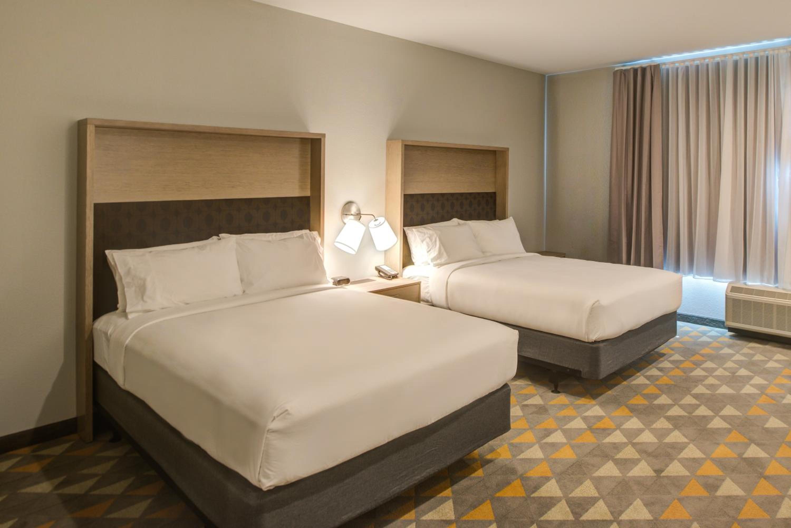 Standard Queen Room with Two Queen Beds and Mobility Accessible Tub photo 1