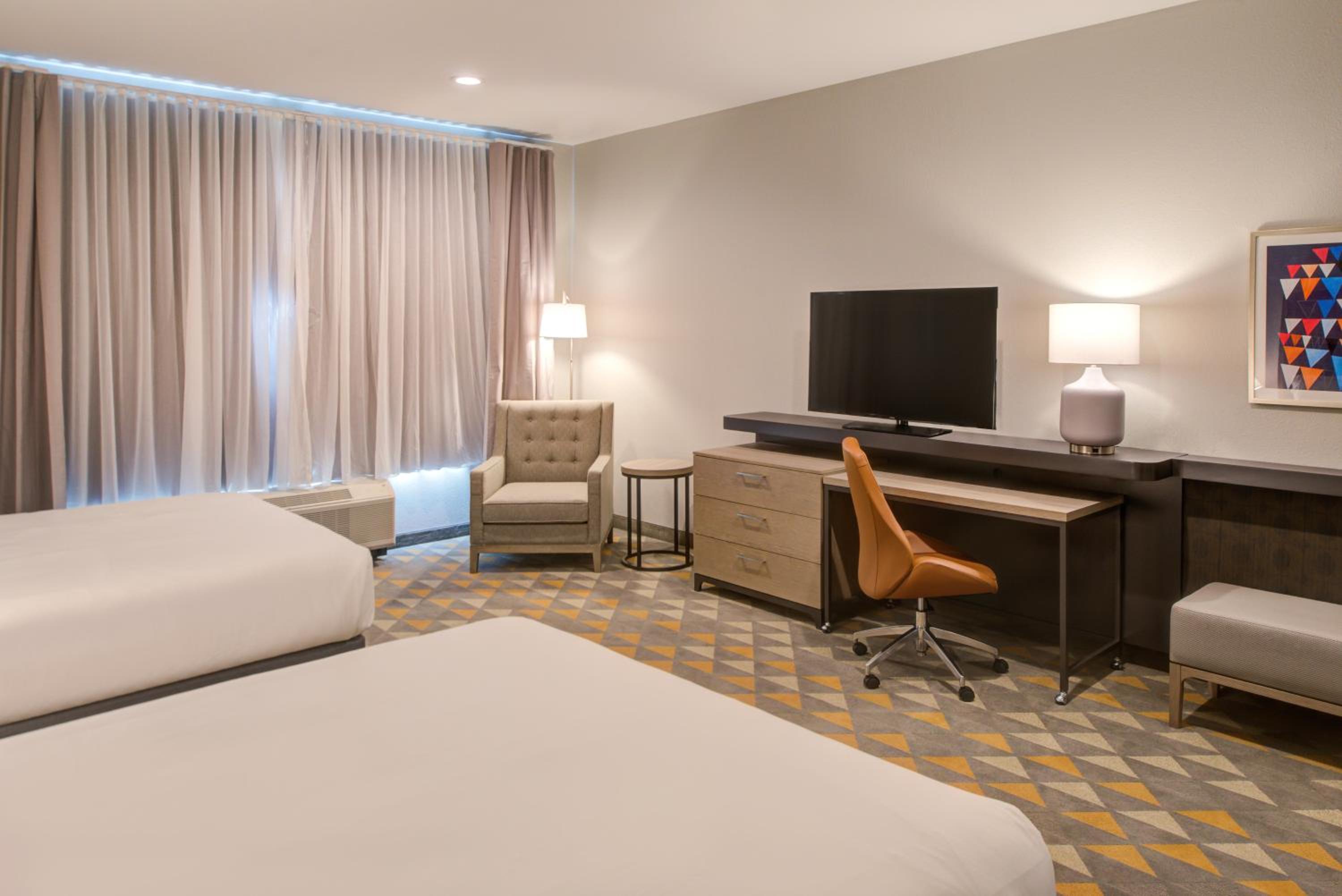 Queen Room with Two Queen Beds - Hearing Accessible/Non-Smoking photo 3