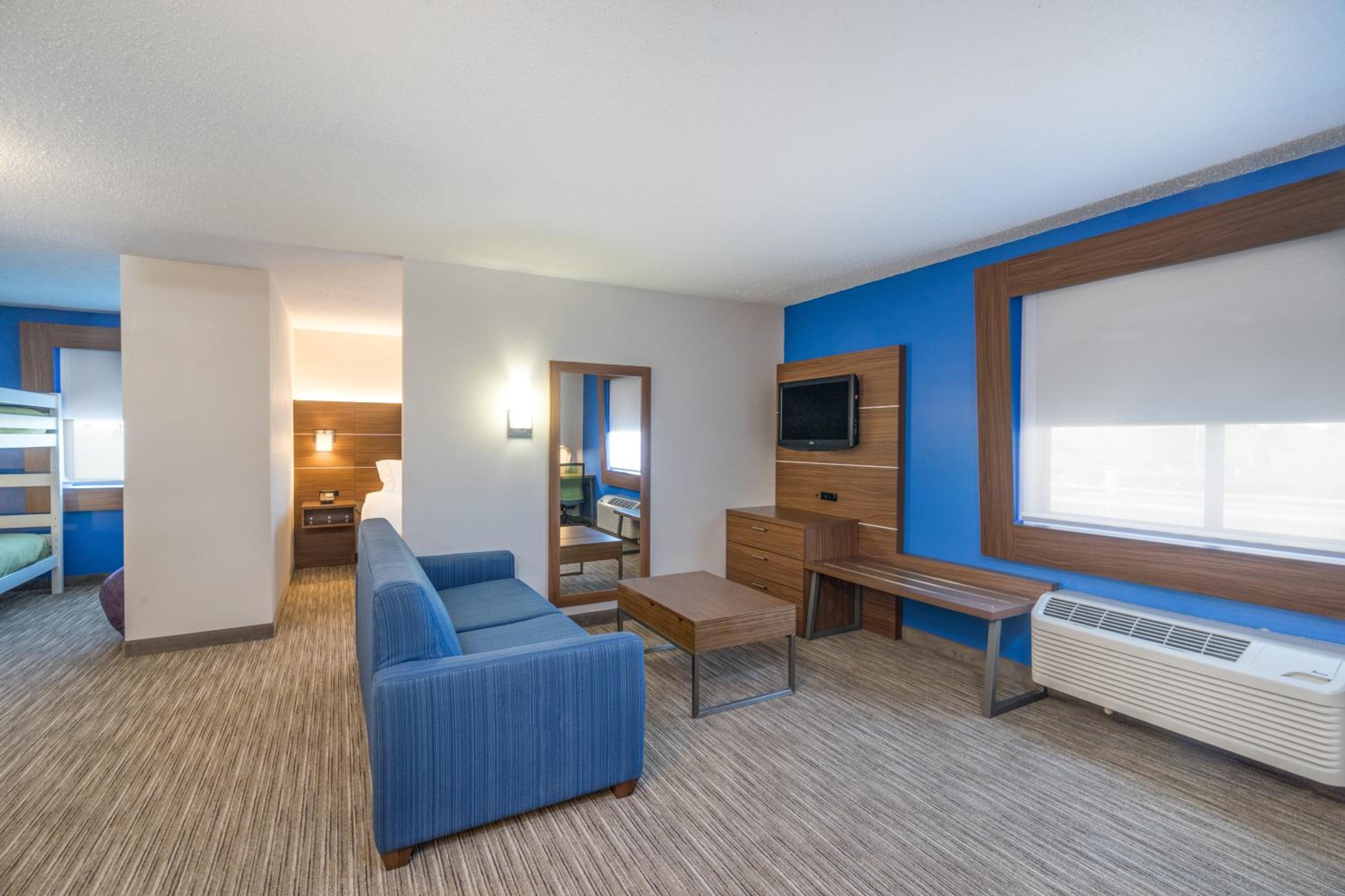 King Room with Sofa Bed - Photo 2