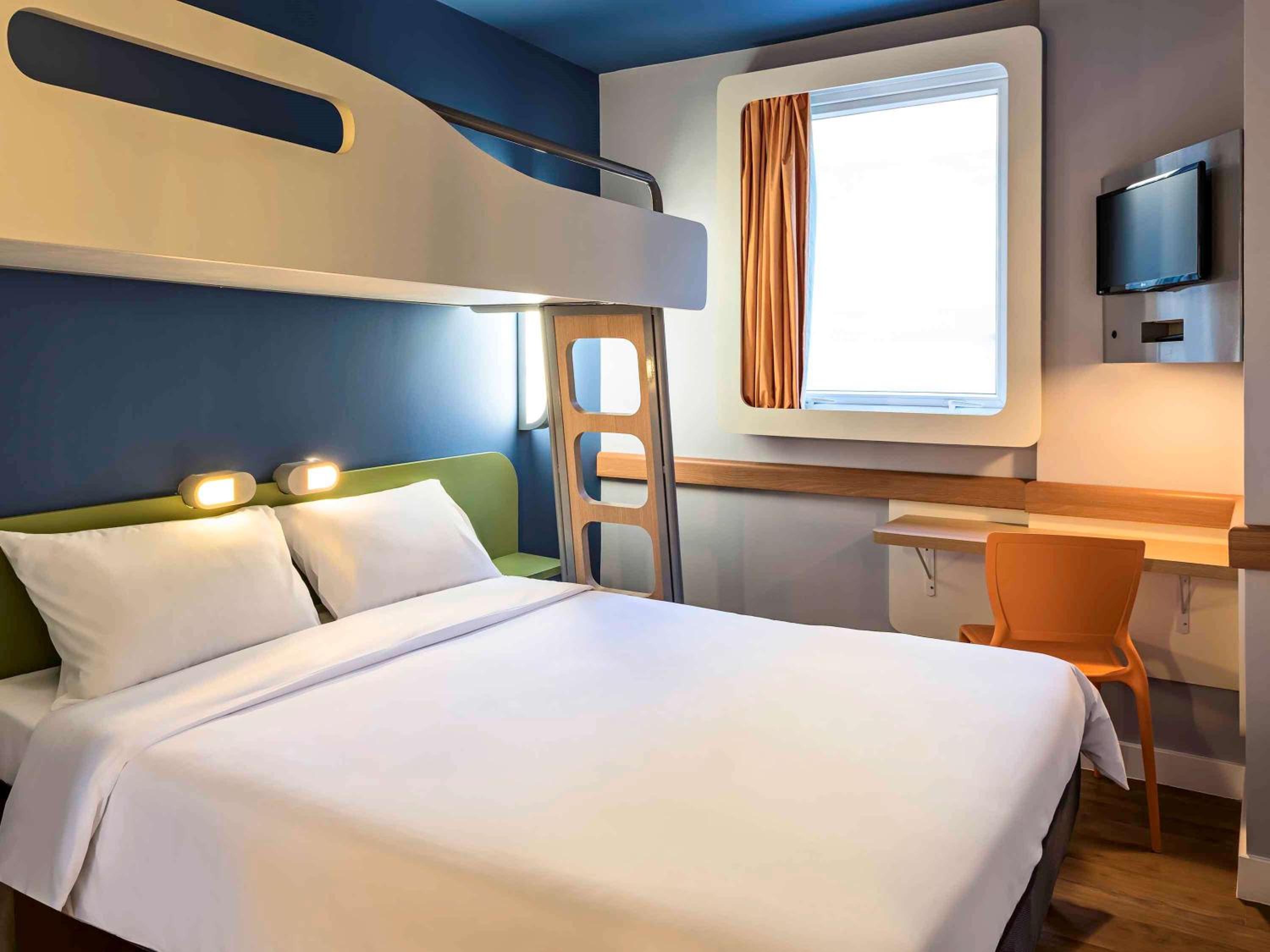 Standard Double Room with One Bunk Bed photo 3
