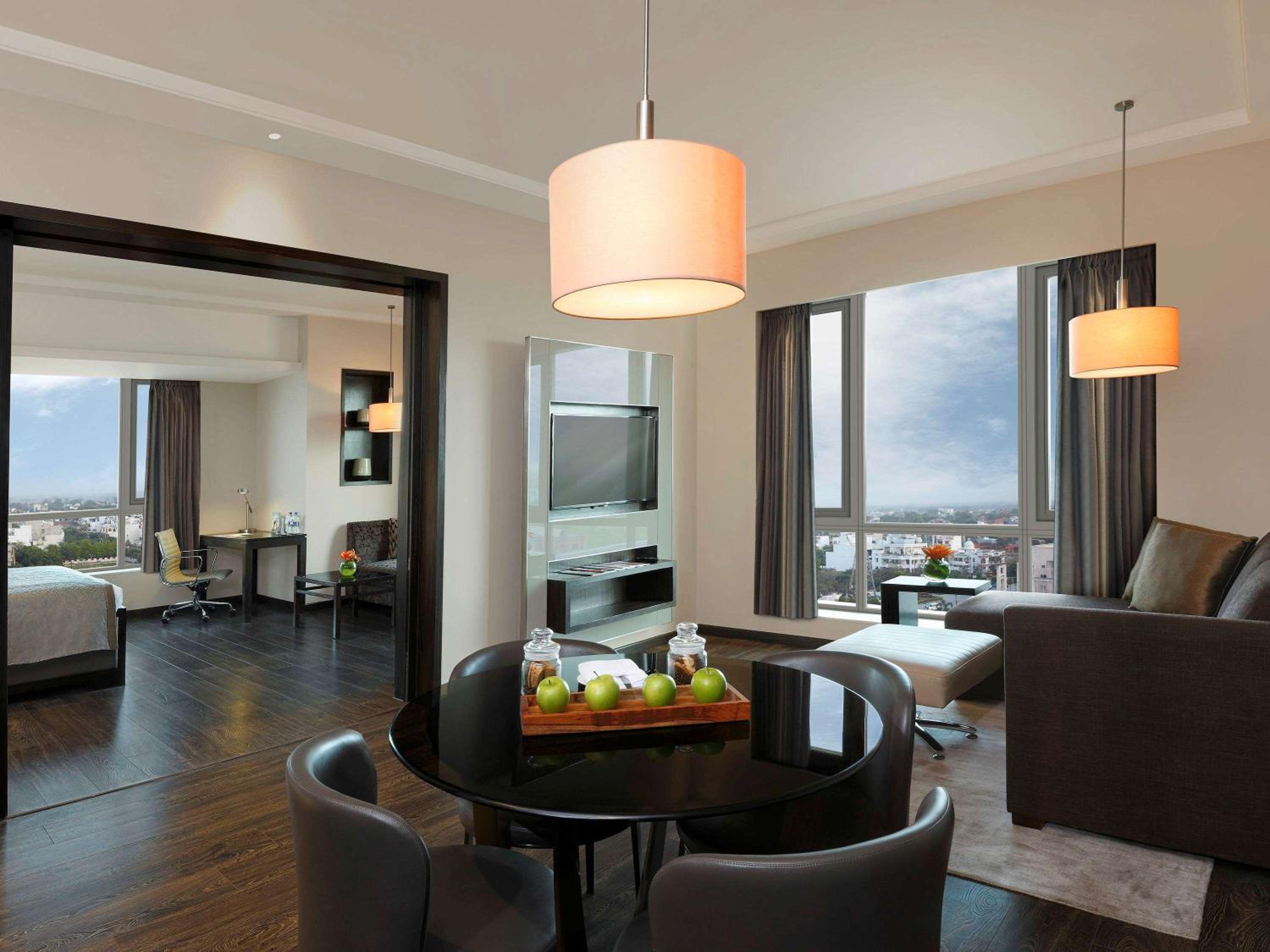 Deluxe Suite |  Unlimited imported liquor at the Premium Lounge (6–8 pm), tea/coffee from 10 am–10 pm, a 30-minute spa, one-way airport transfer, 20% off on F&B, Laundry and Transport photo 2