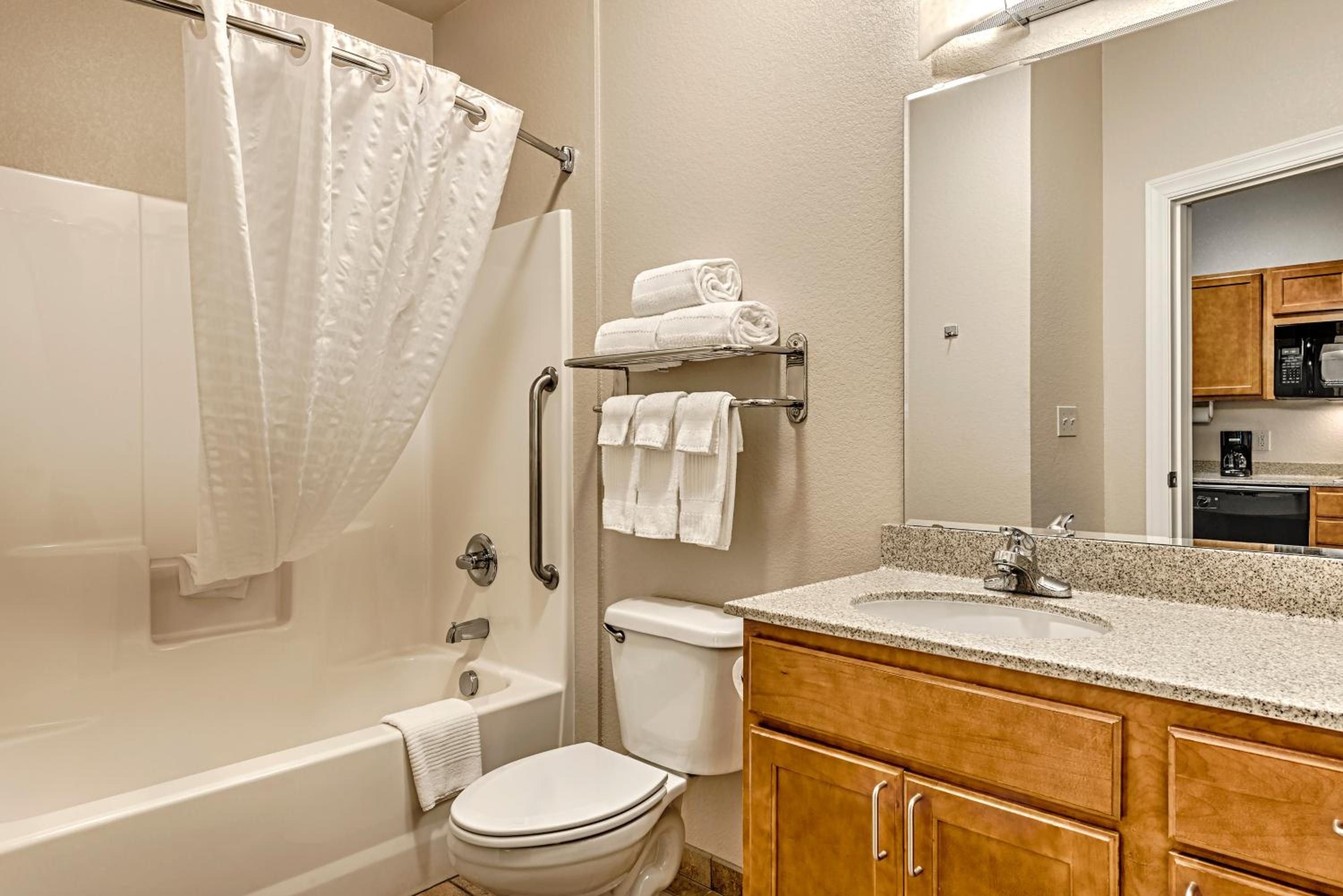 Queen Studio Suite - Photo 3