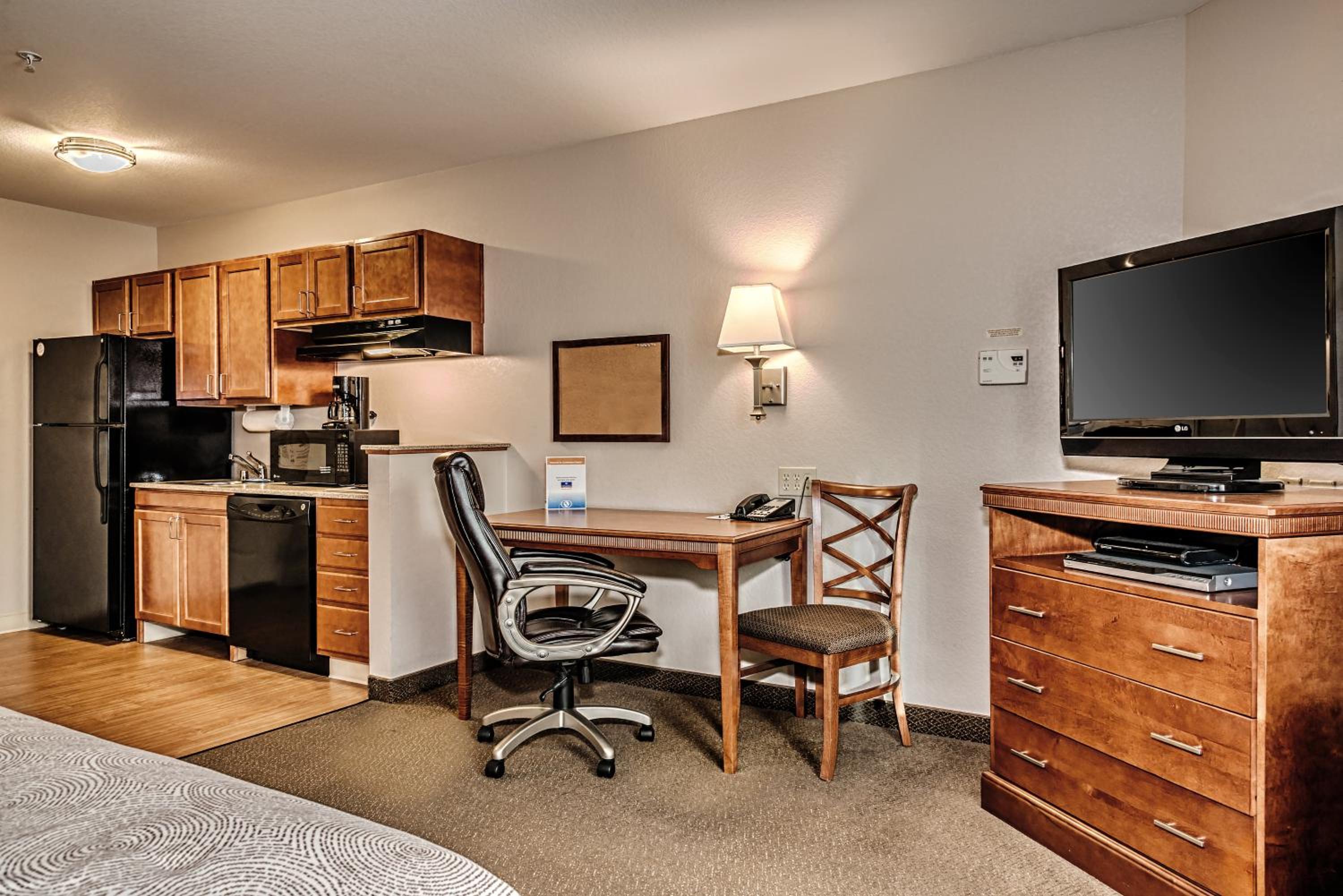 Queen Studio Suite - Photo 4
