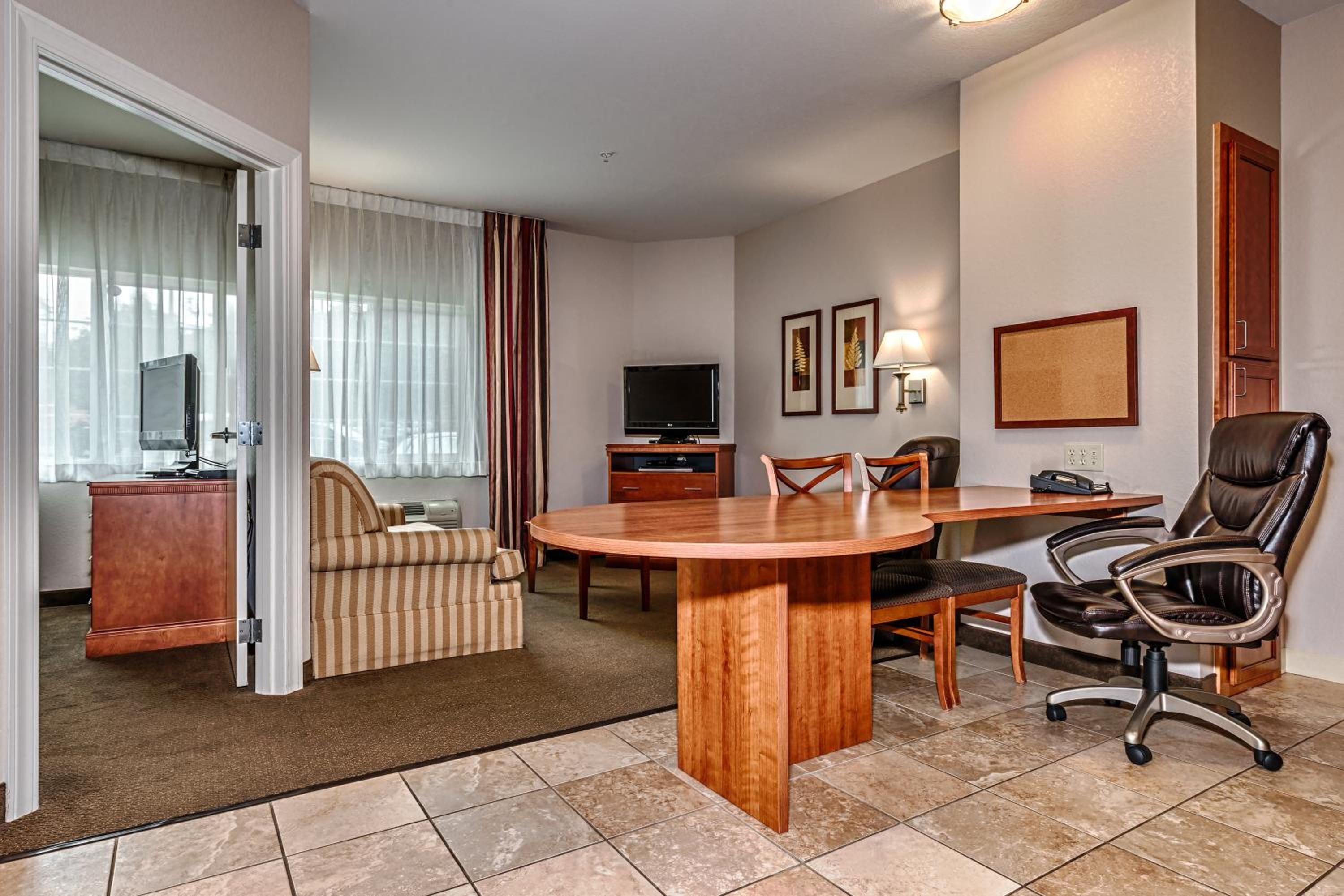 One-Bedroom Queen Suite - Photo 2