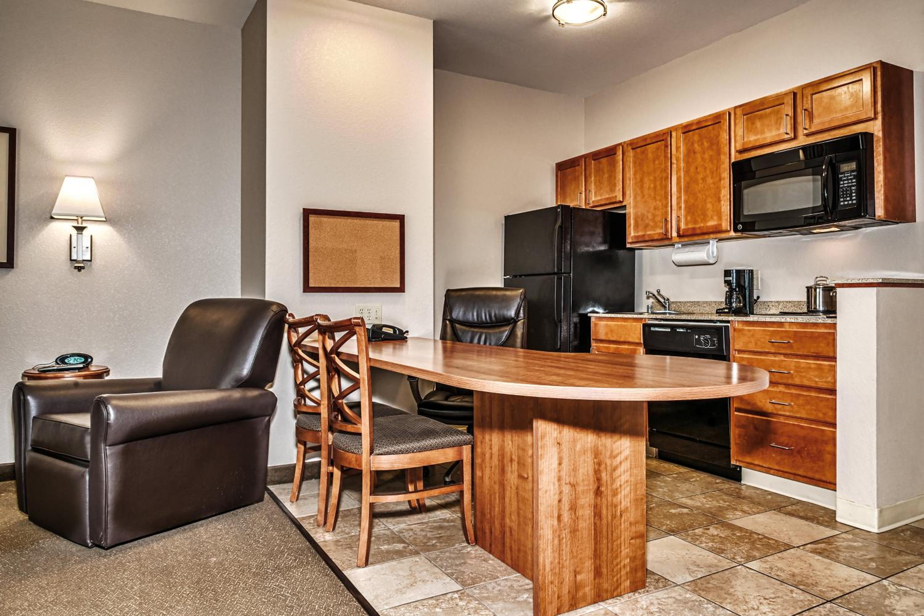 One-Bedroom Queen Suite - Photo 4