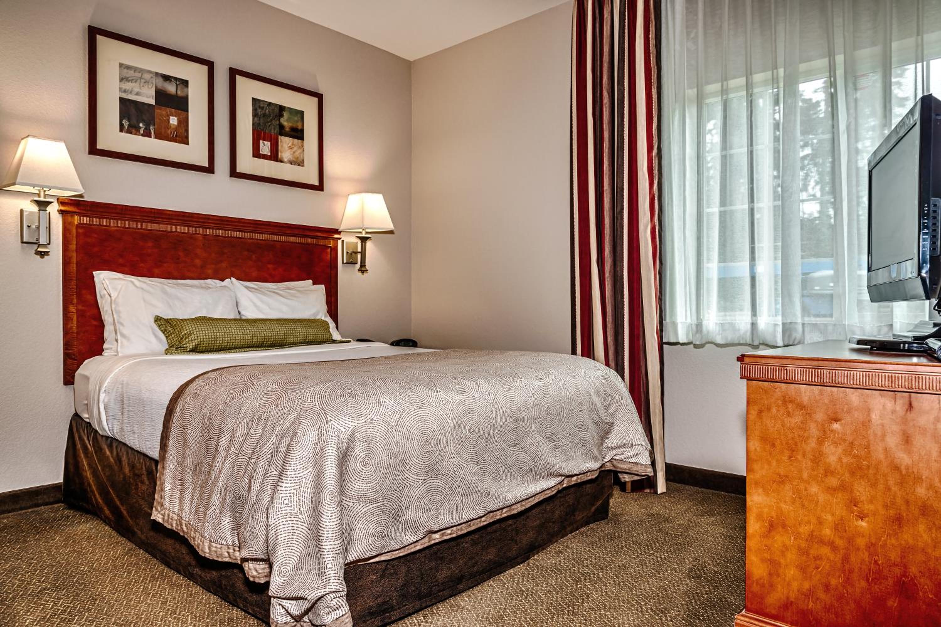 One-Bedroom Queen Suite - Photo 3