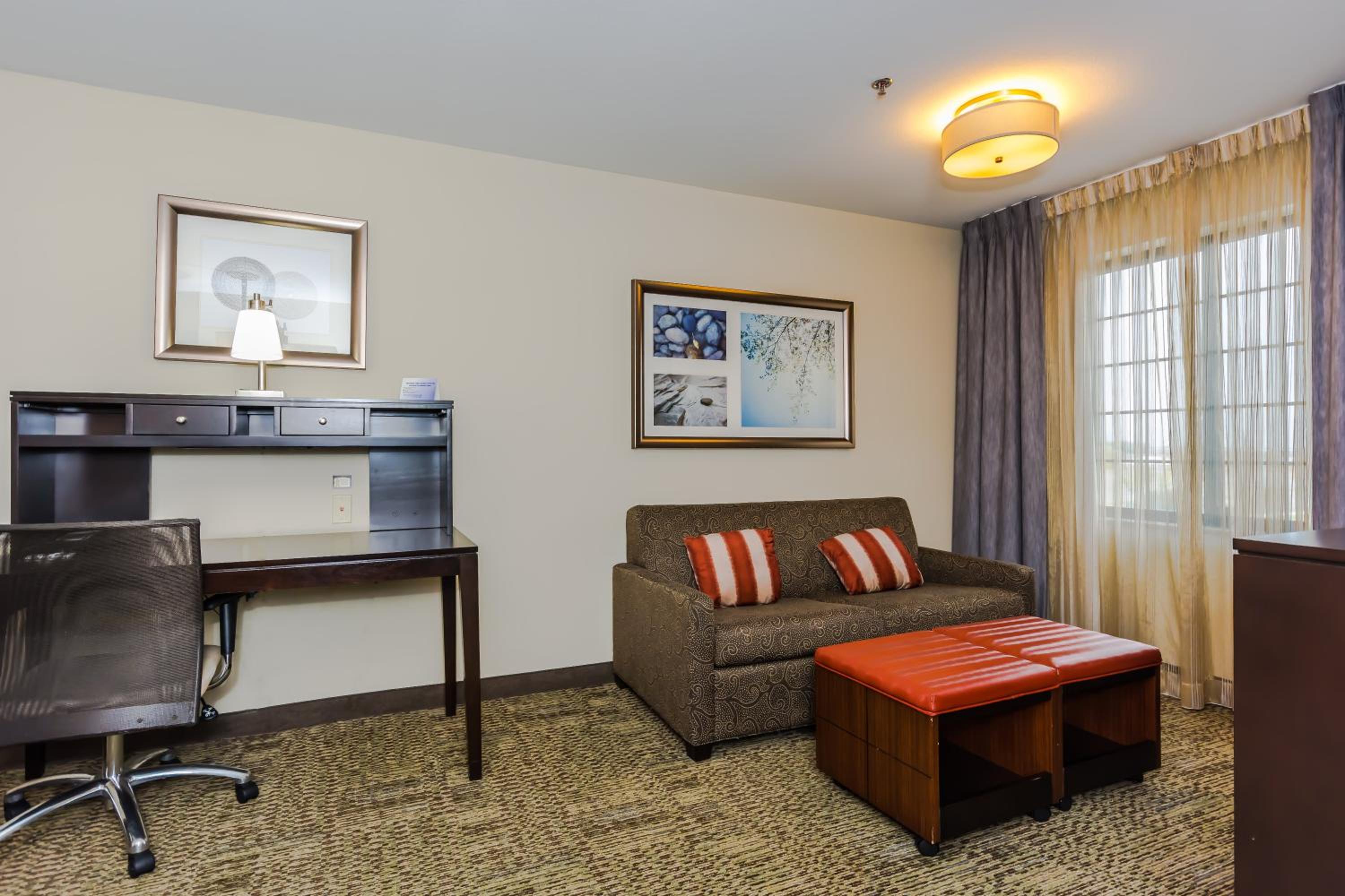 Queen Suite - Non-Smoking photo 3