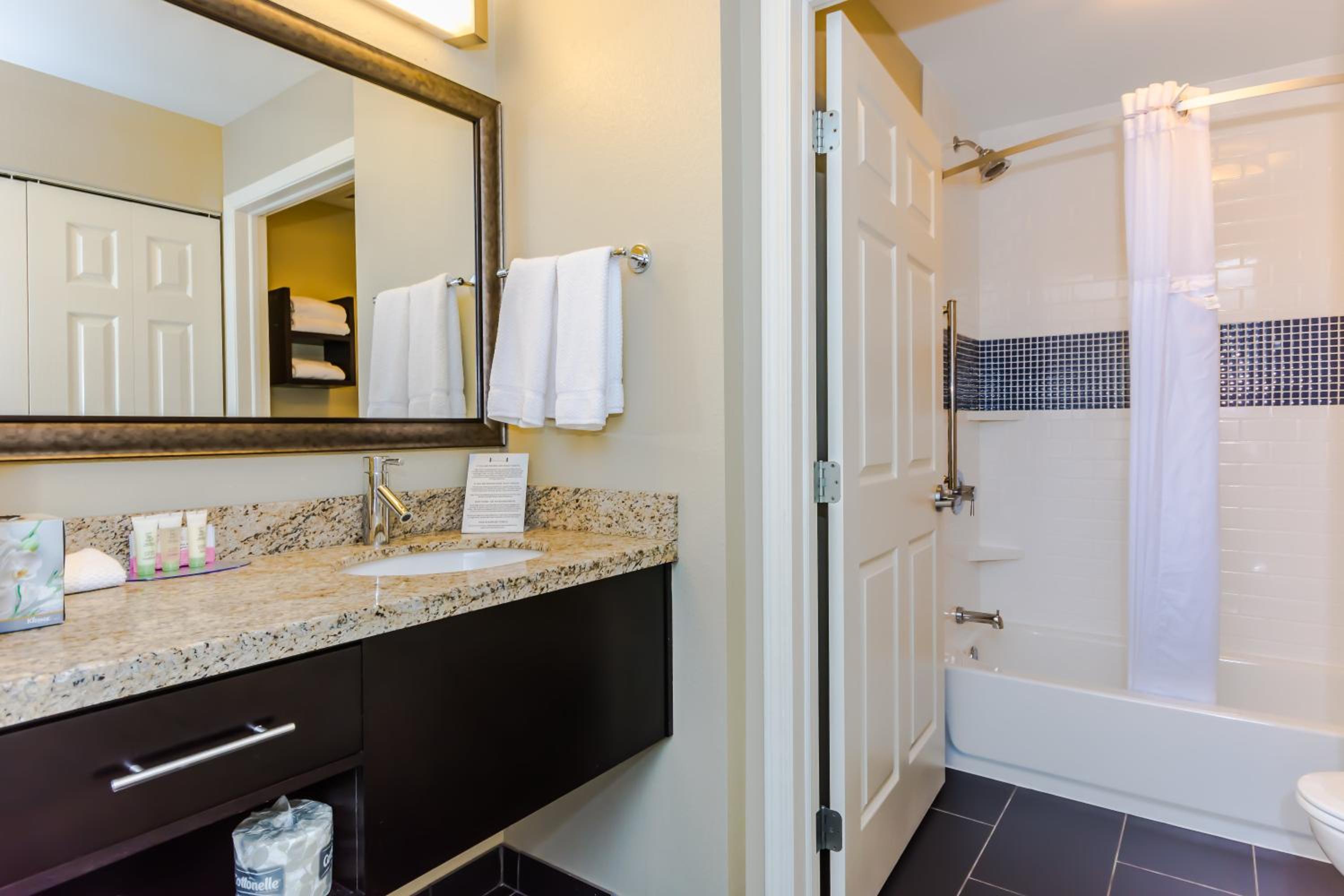 Queen Studio Suite - Hearing Accessible photo 3