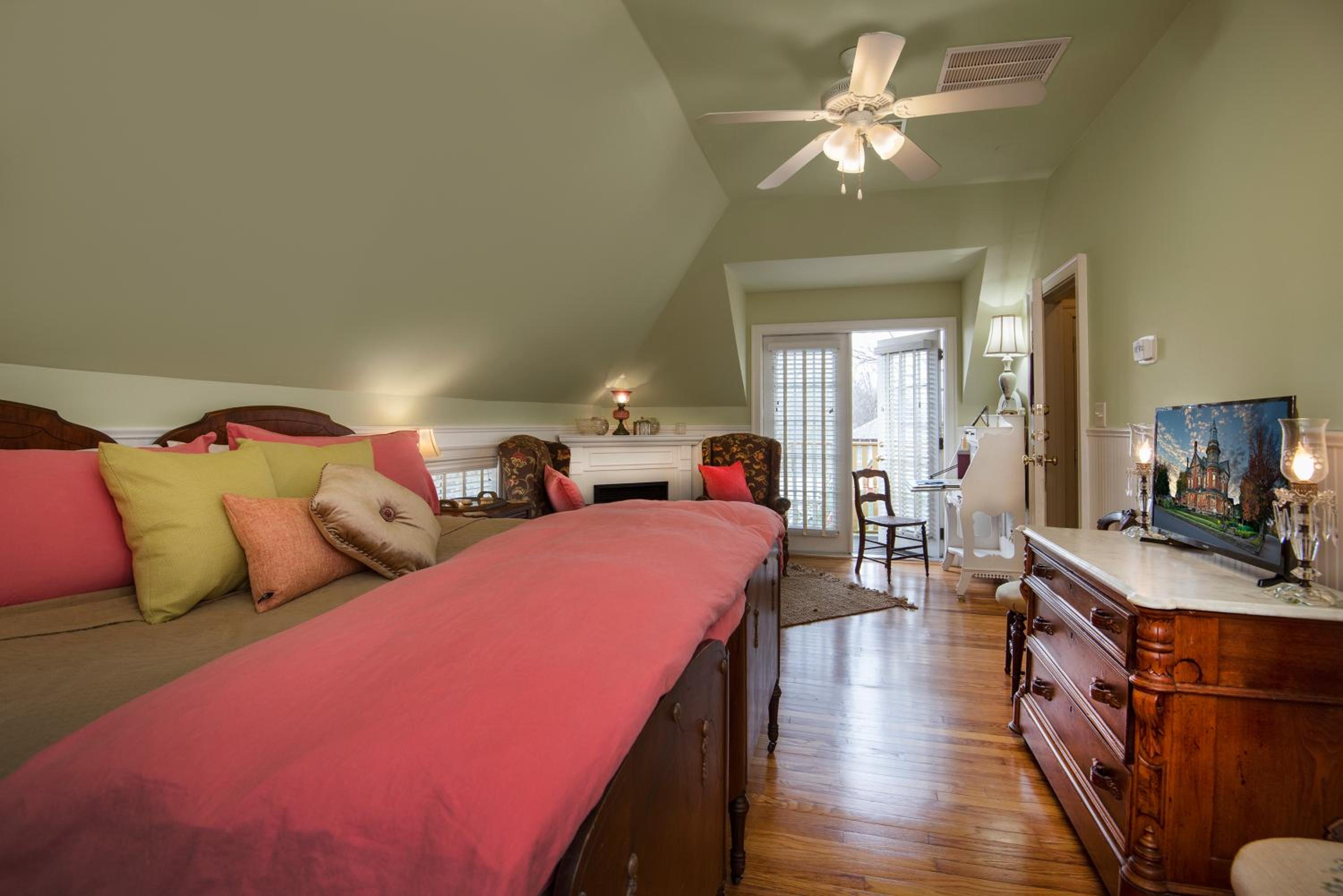 Victoria's Garden Suite