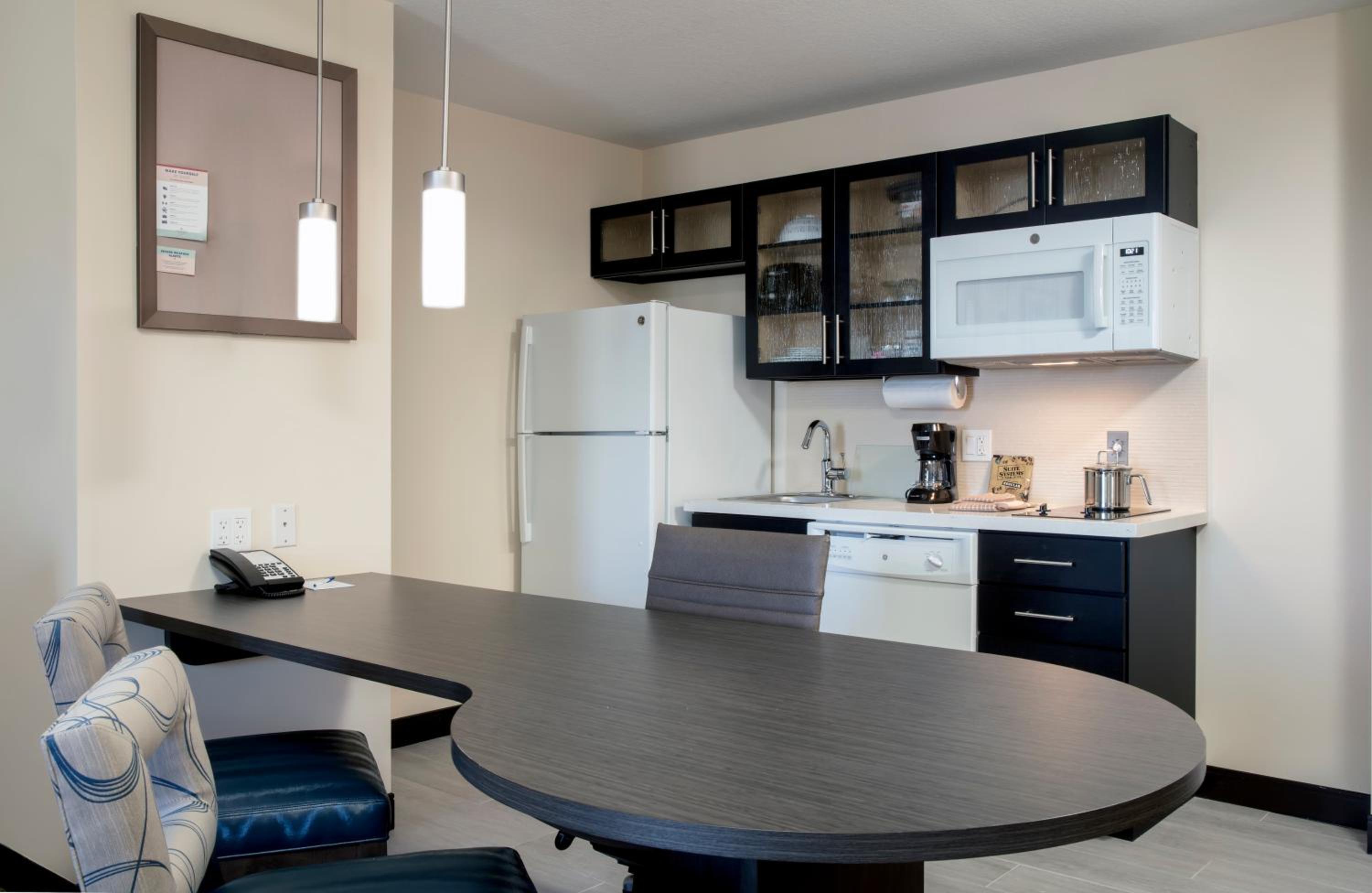 One-Bedroom Suite with Roll-In Shower - Mobility Accessible photo 2