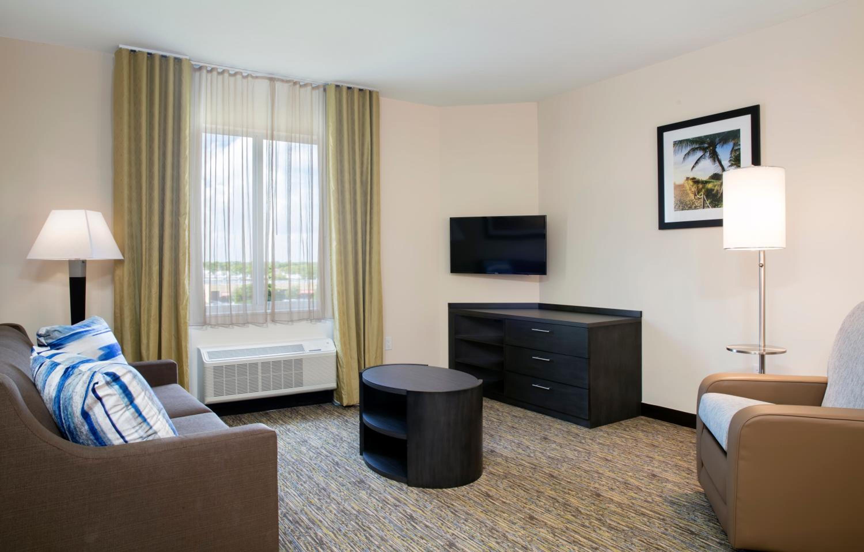 One-Bedroom Suite with Sofa Bed photo 3