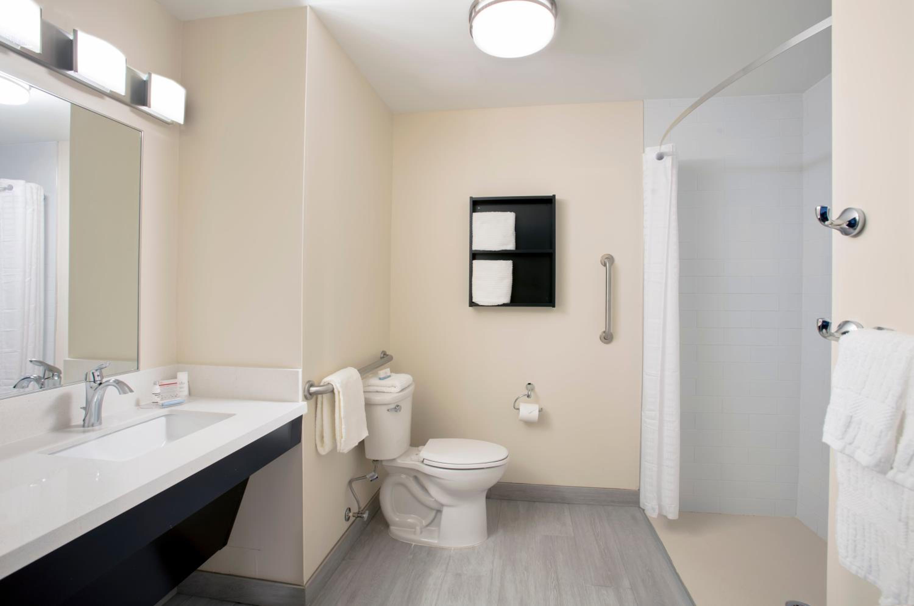 One-Bedroom Suite with Roll-In Shower - Mobility Accessible
