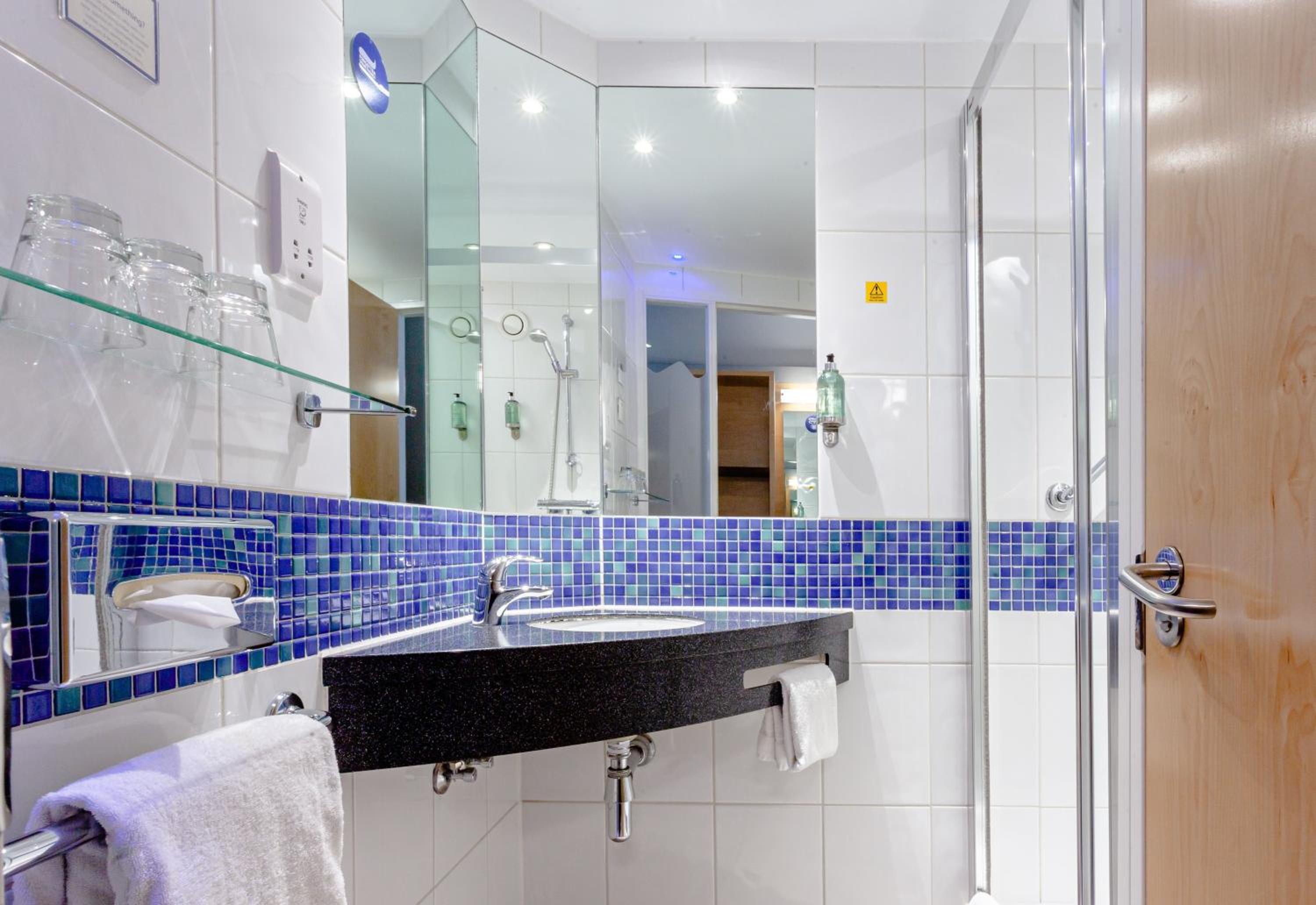 Standard Double Room with Free Hot Breakfast photo 3