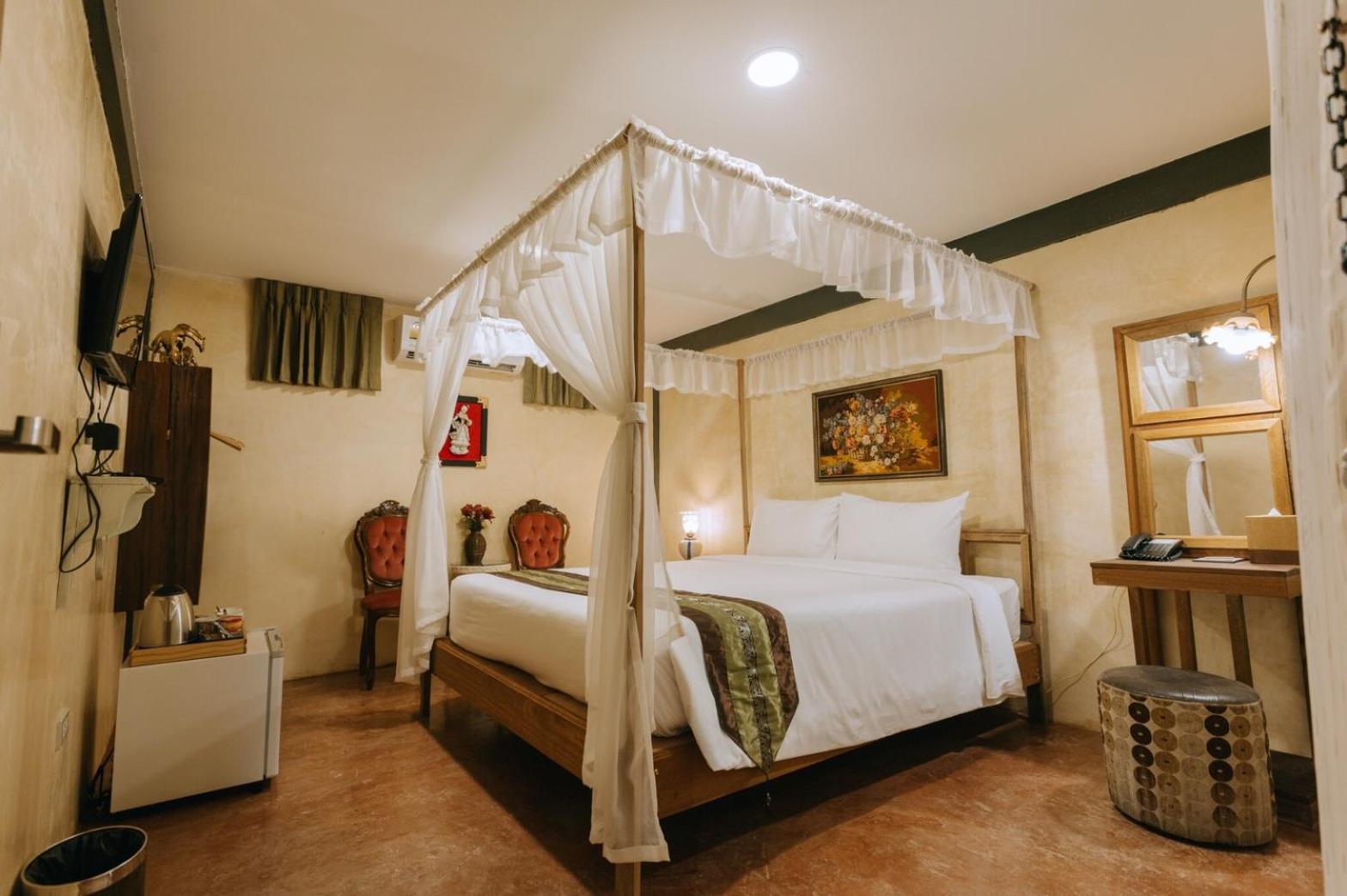 Double or Twin Room with Pool View - Photo 4