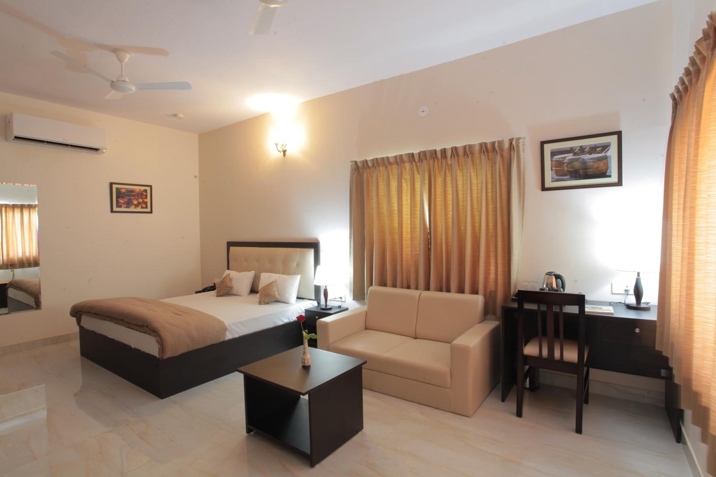 Deluxe Double Room with Balcony photo 2