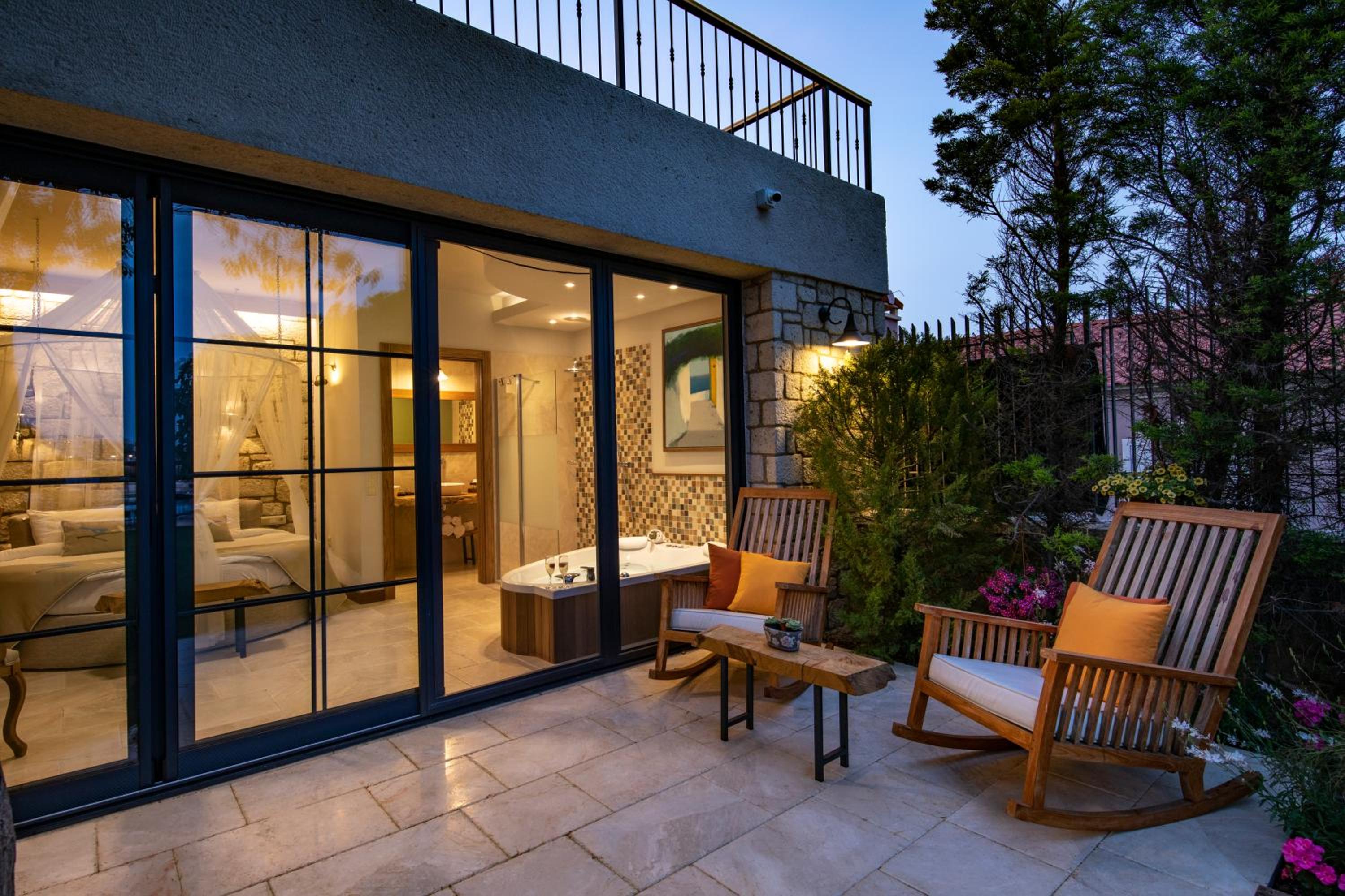 Jacuzzi Suite with Garden View photo 3