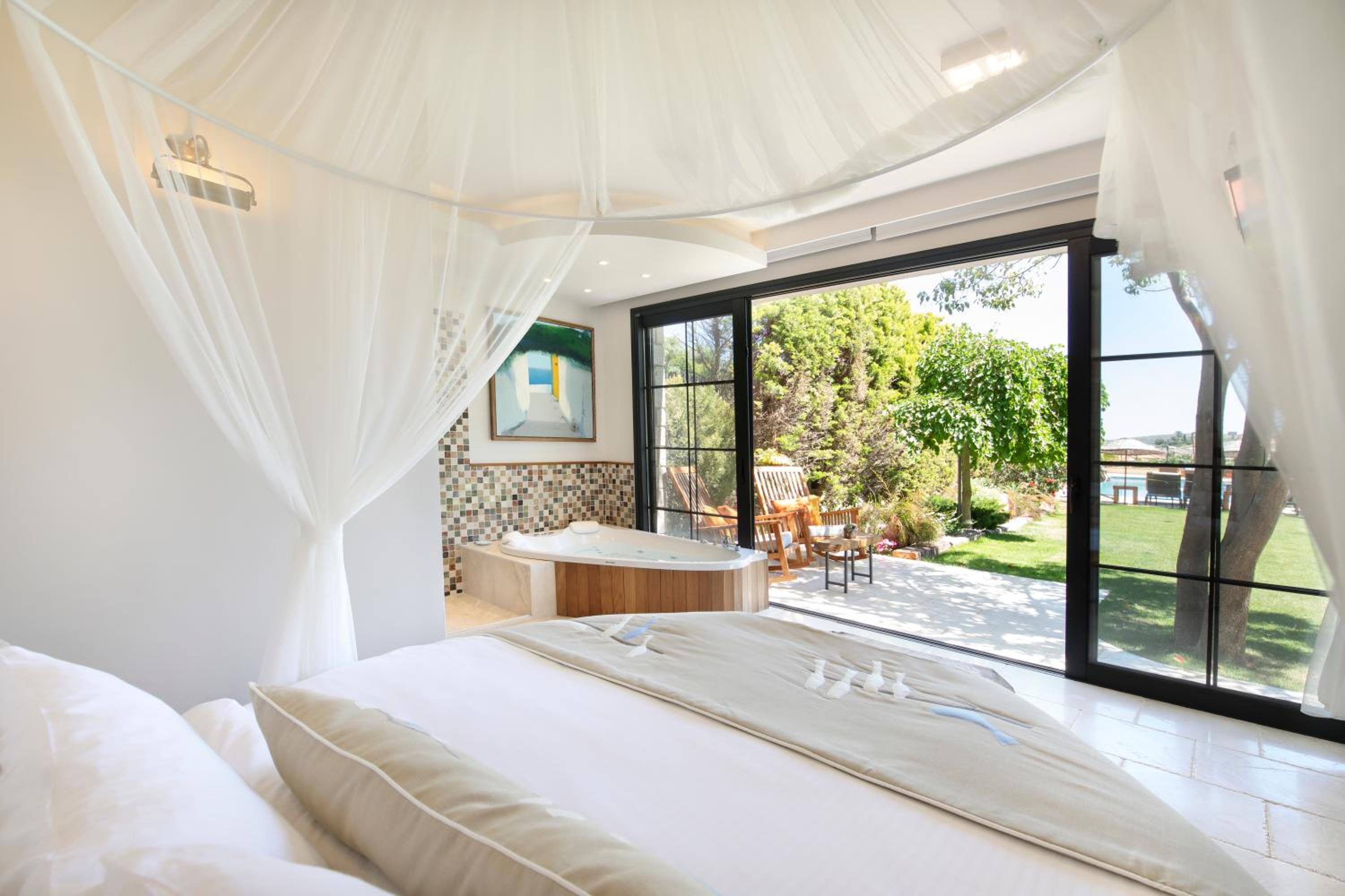 Jacuzzi Suite with Garden View photo 1