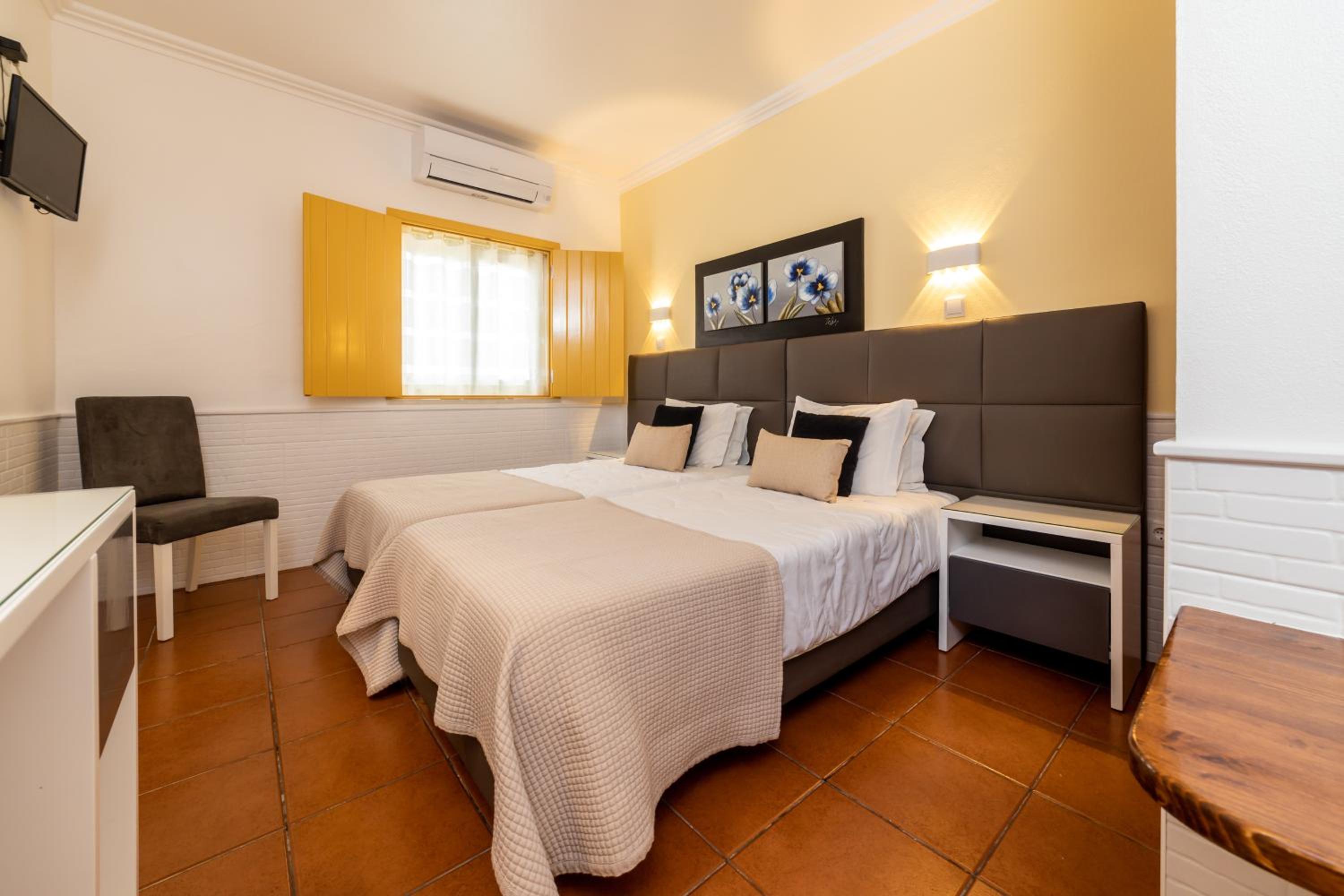 Twin Room - Photo 9