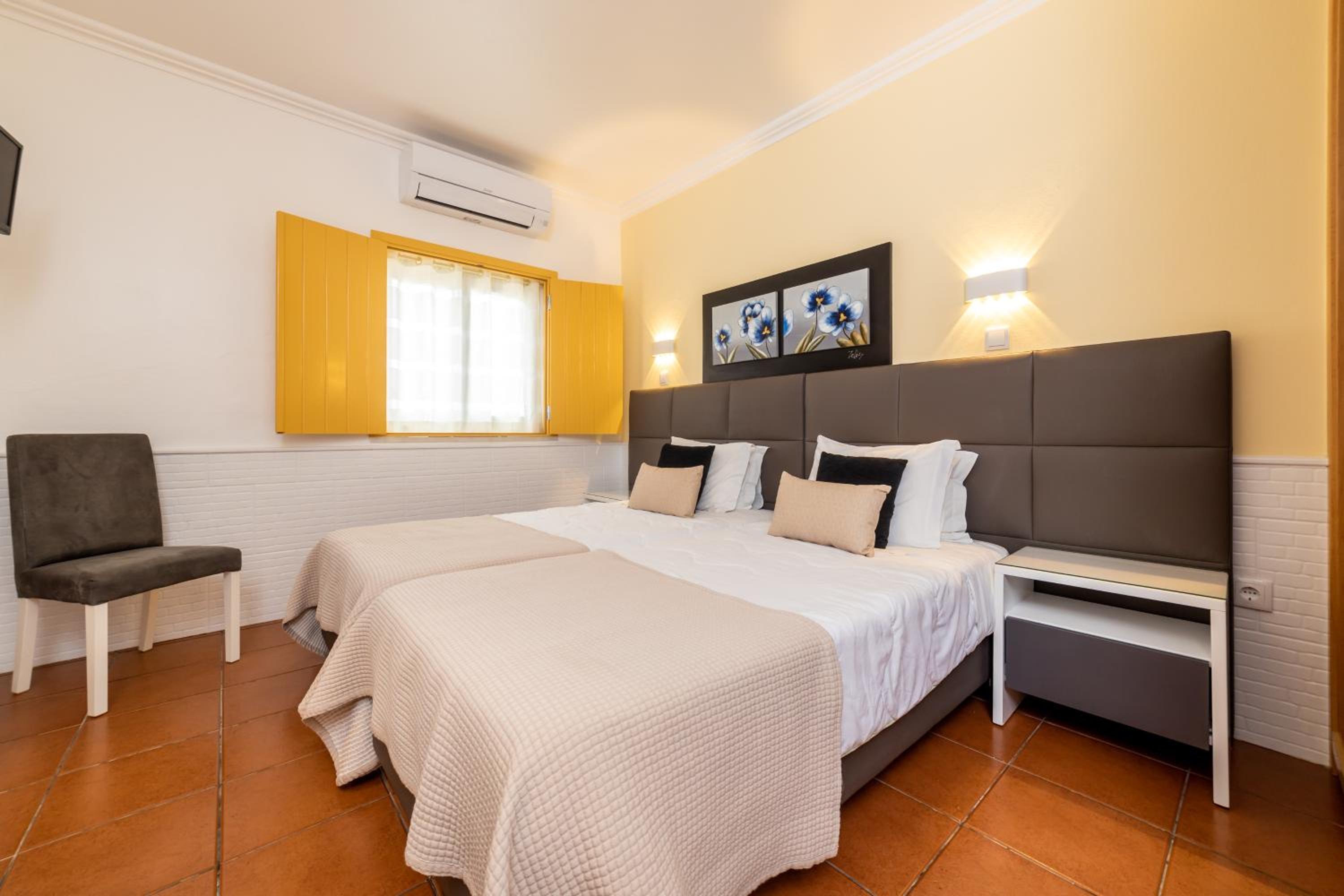 Twin Room - Photo 12