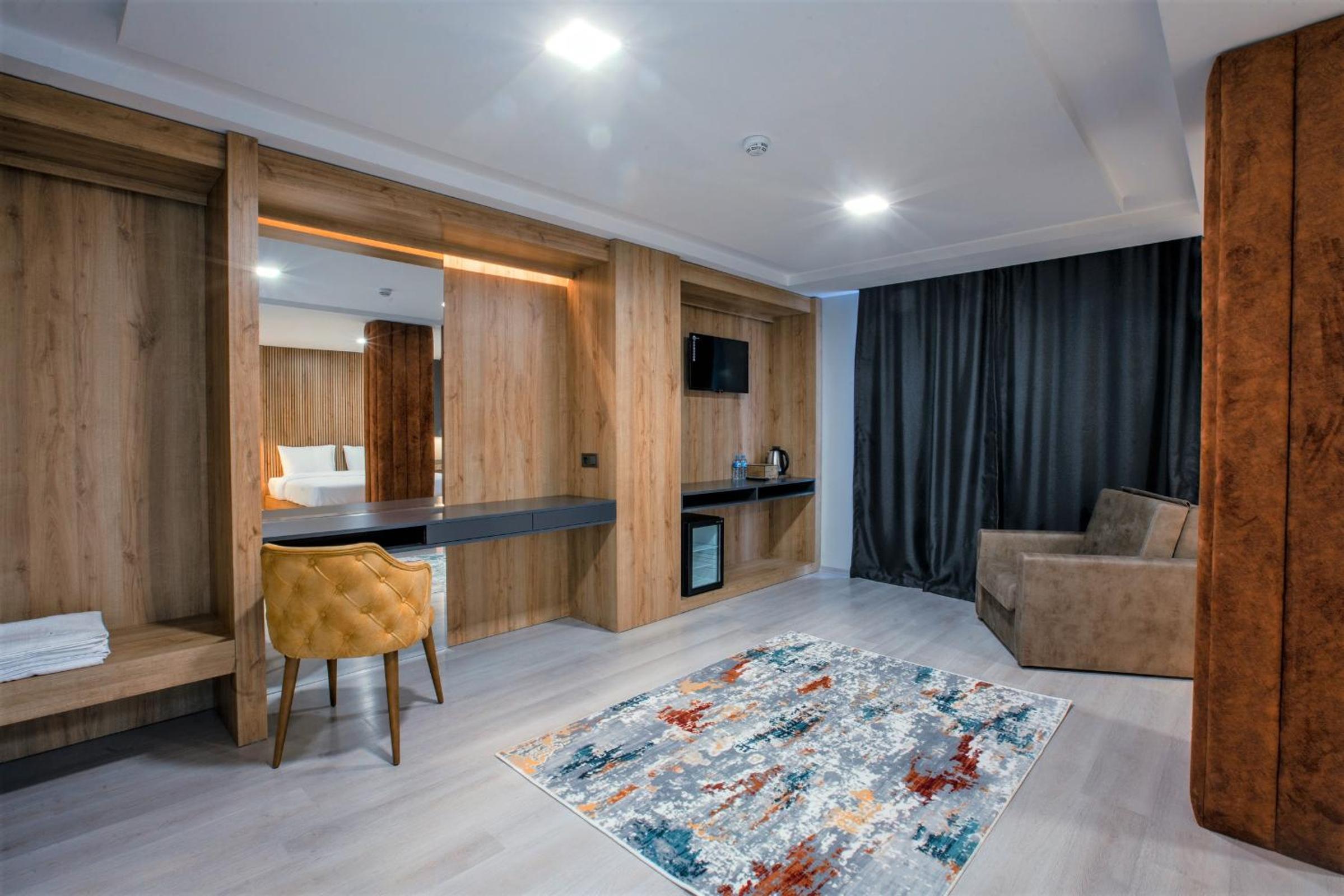 Executive Suite - Photo 6