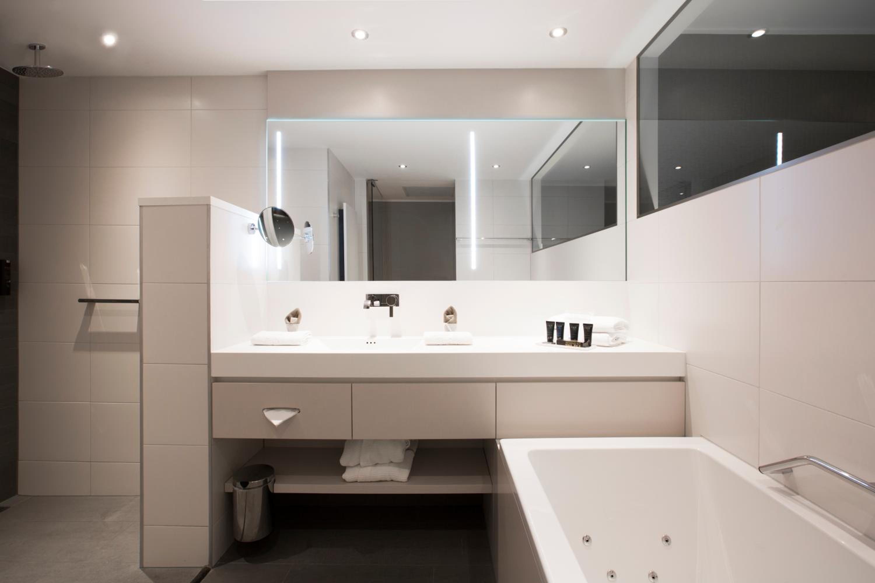 Wellness Suite with Spa Bath and Balcony - Photo 6
