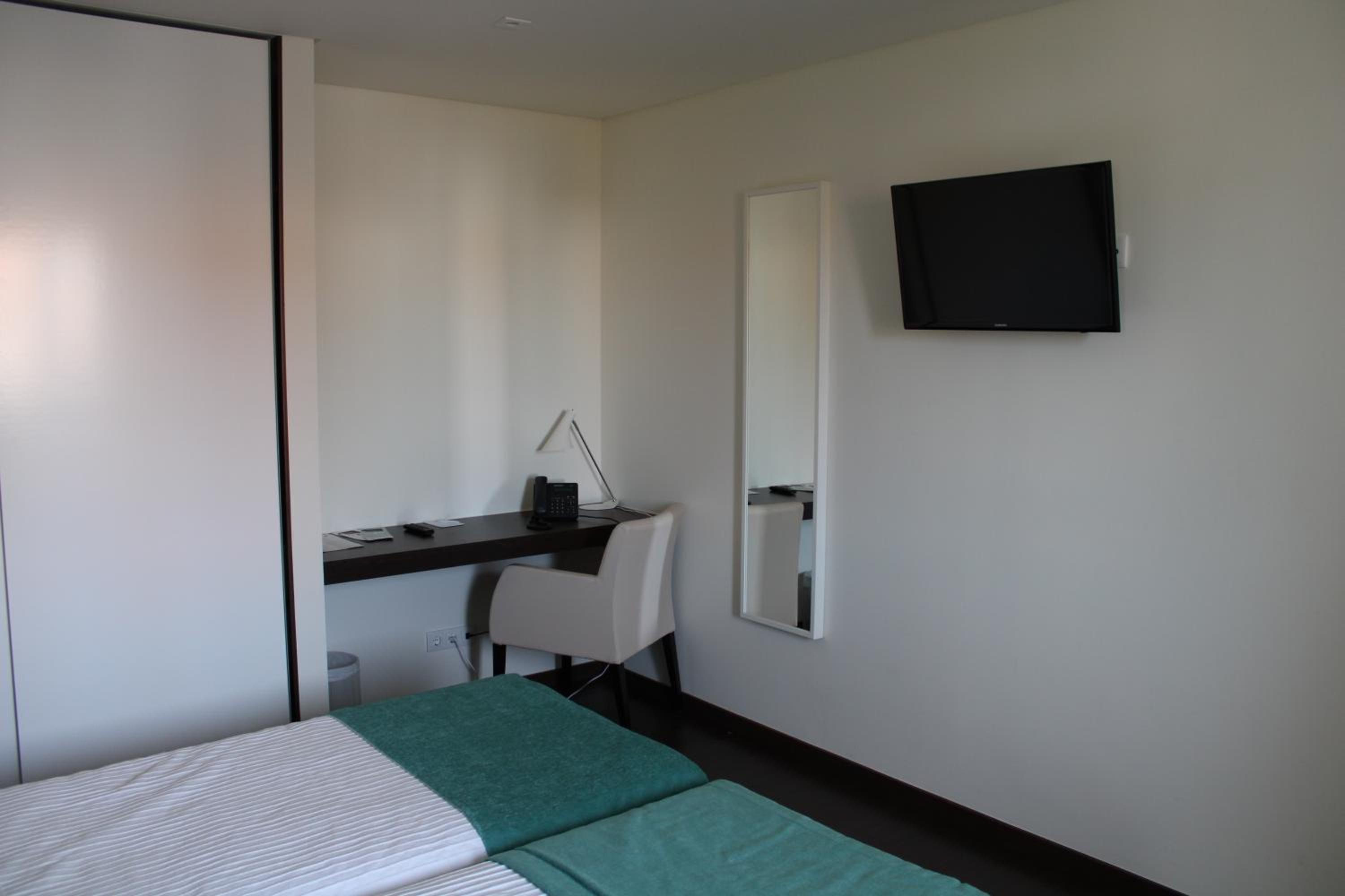 Twin Room - Disability Access photo 3